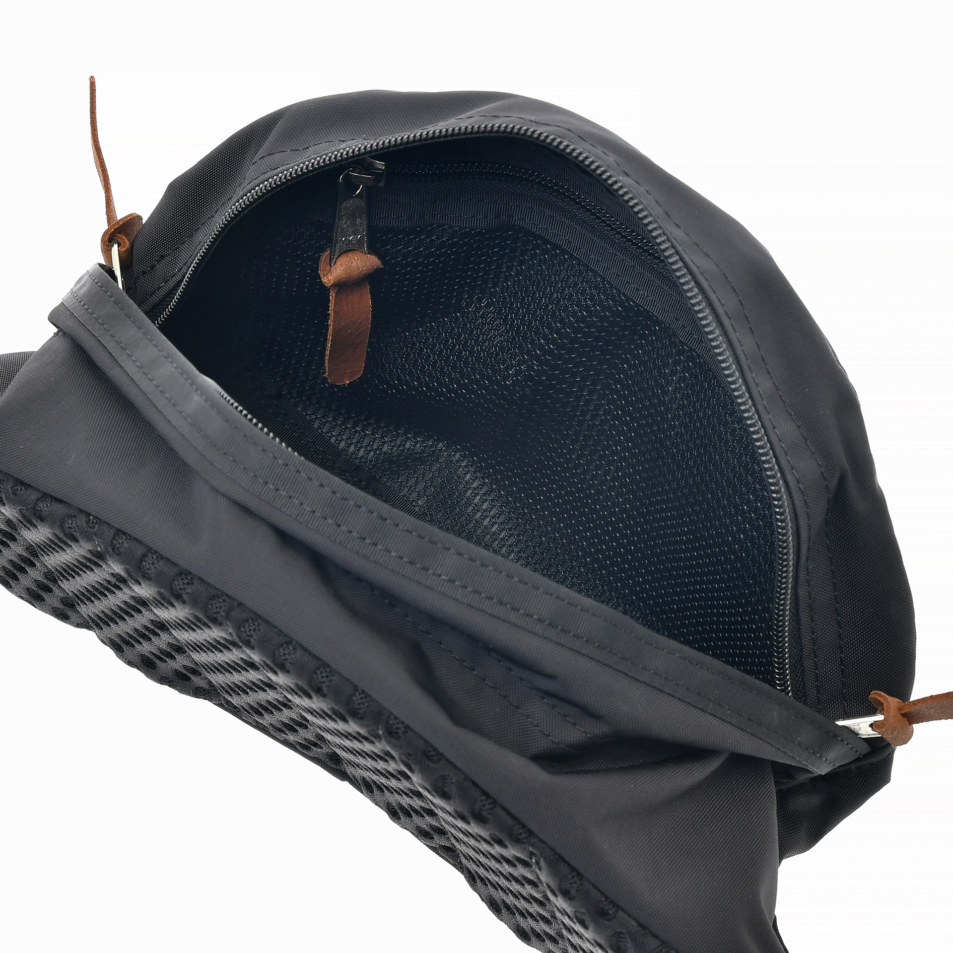 貴重品からドリンクまでしっかり収納