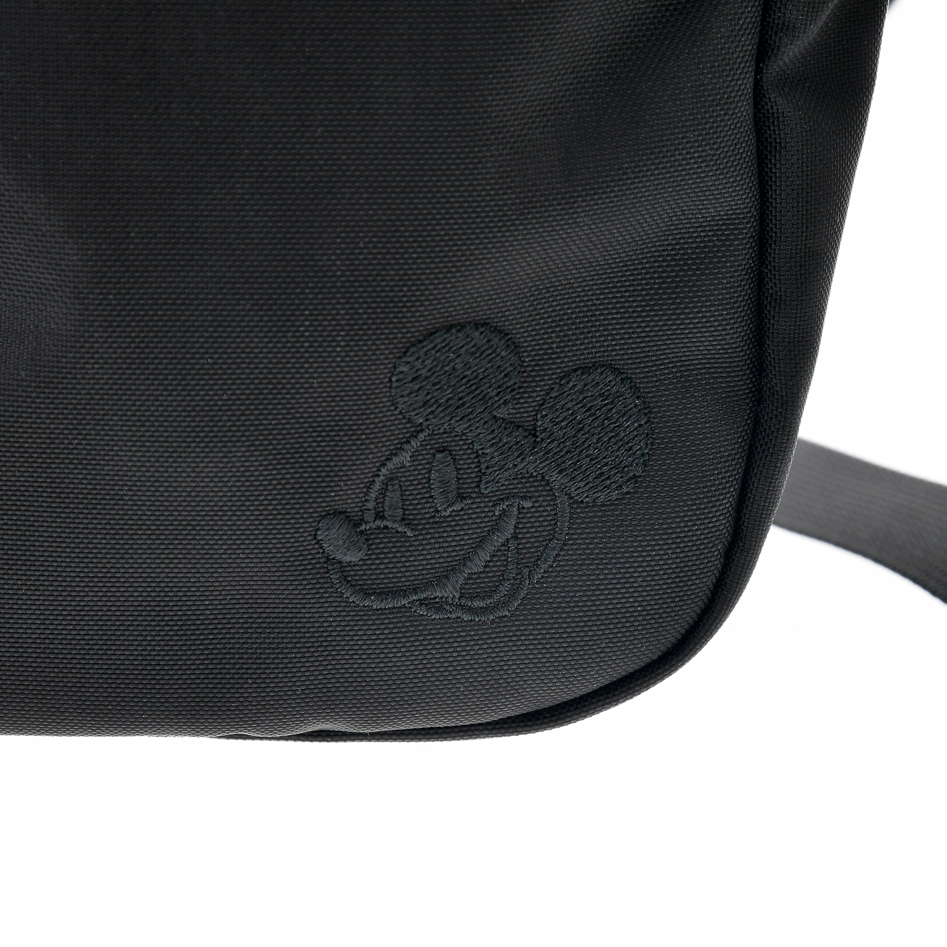 正面右下に刺繍入り