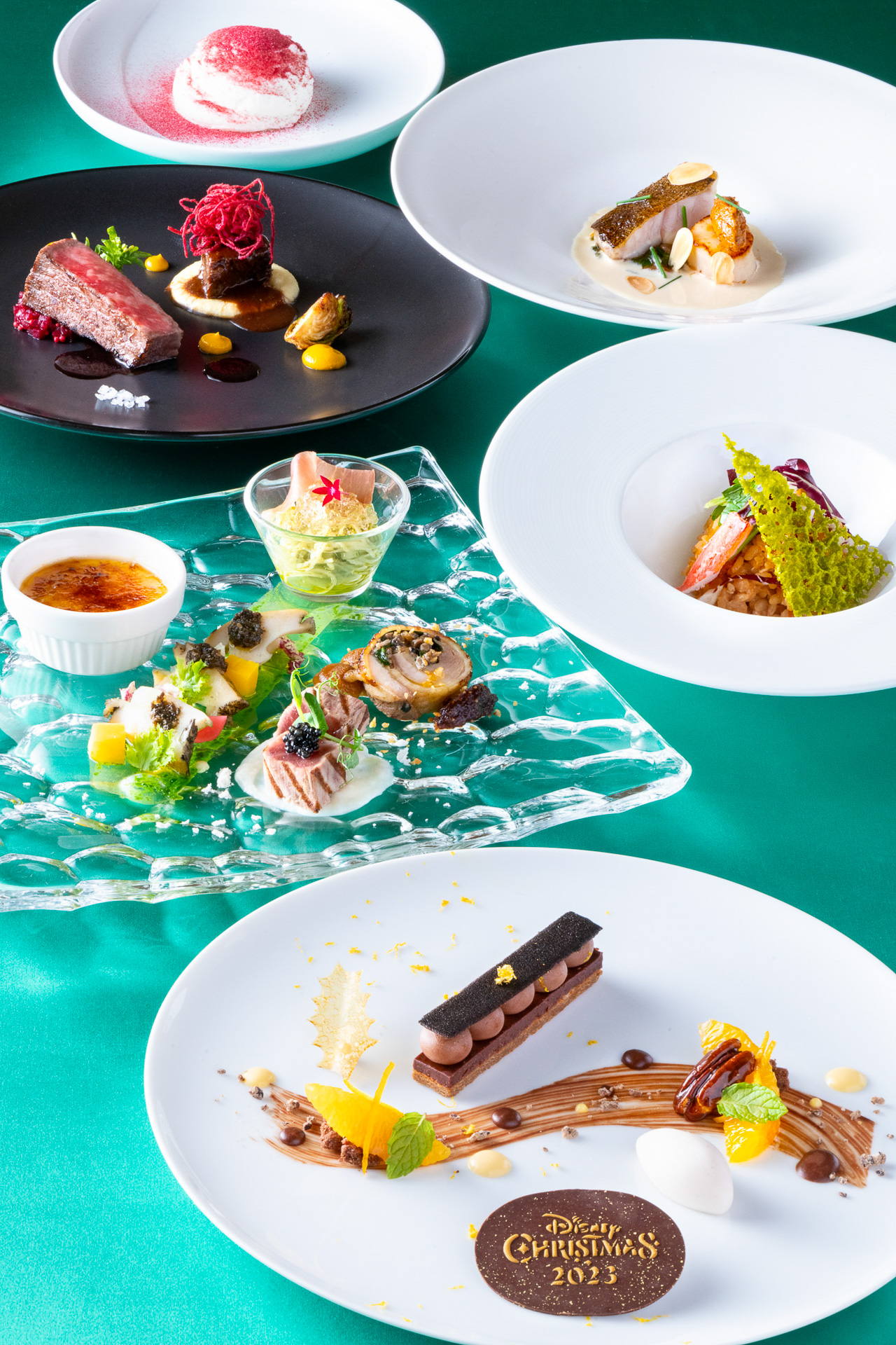 東京ディズニーシー・ホテルミラコスタ「ベッラヴィスタ・ラウンジ」の「“ディズニー・クリスマス”スペシャルディナー スカーレットクリスマス」