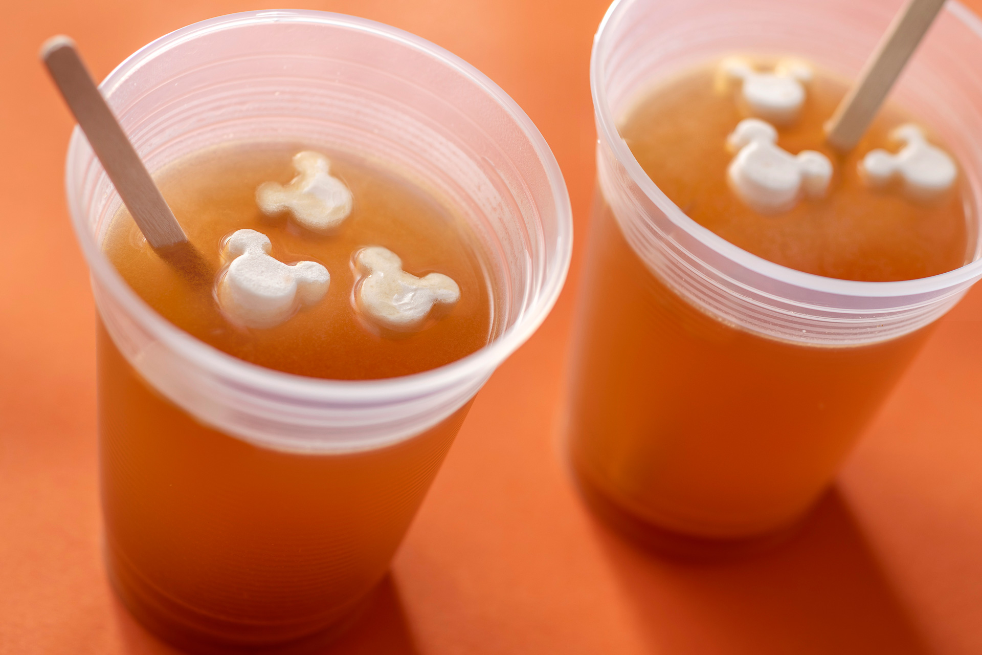 「ホットオレンジドリンク（はちみつ風味）、スーベニアコースター付き」（1200円）