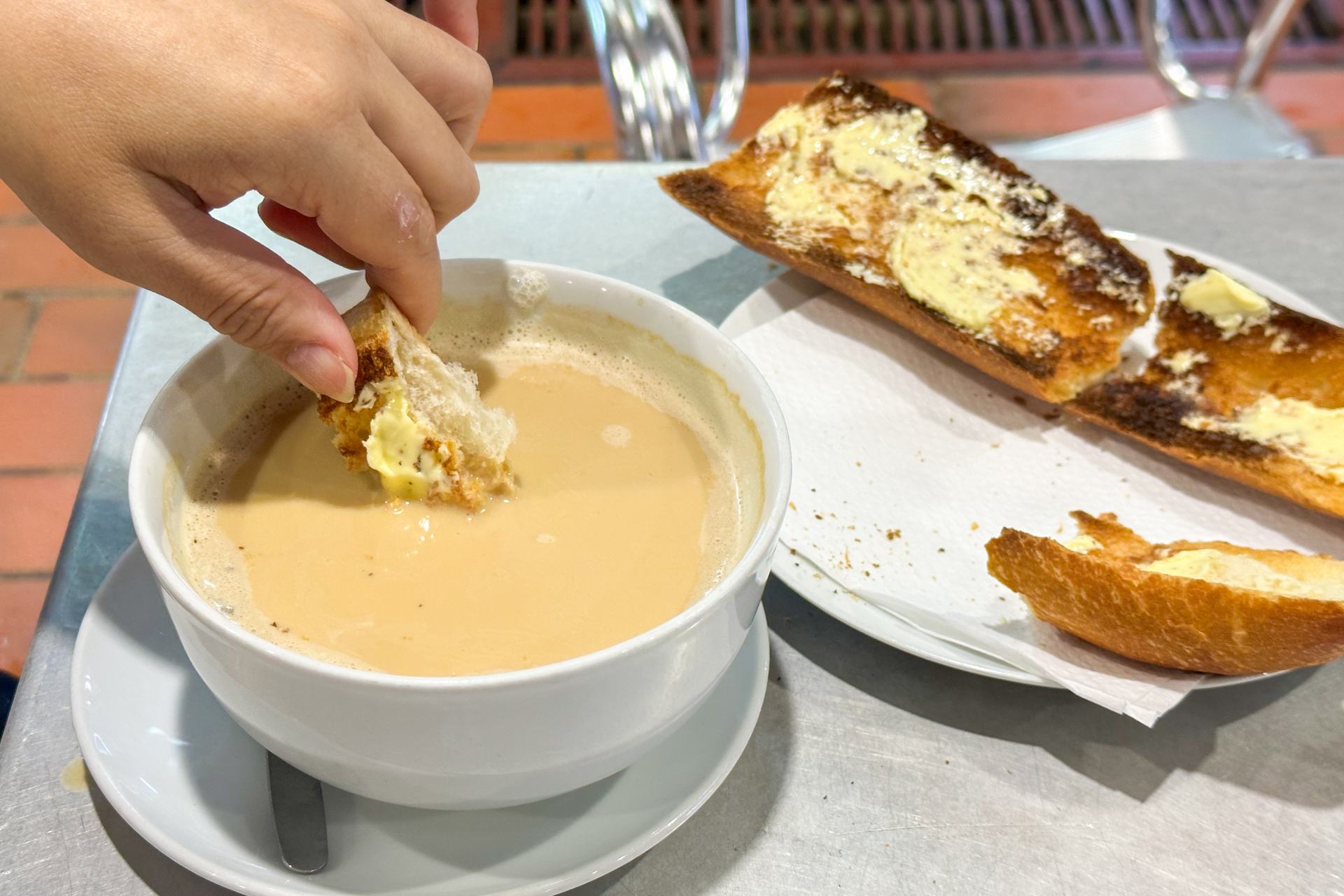 バターが染みたパンを浸しながら食べるのがツウなのだとか