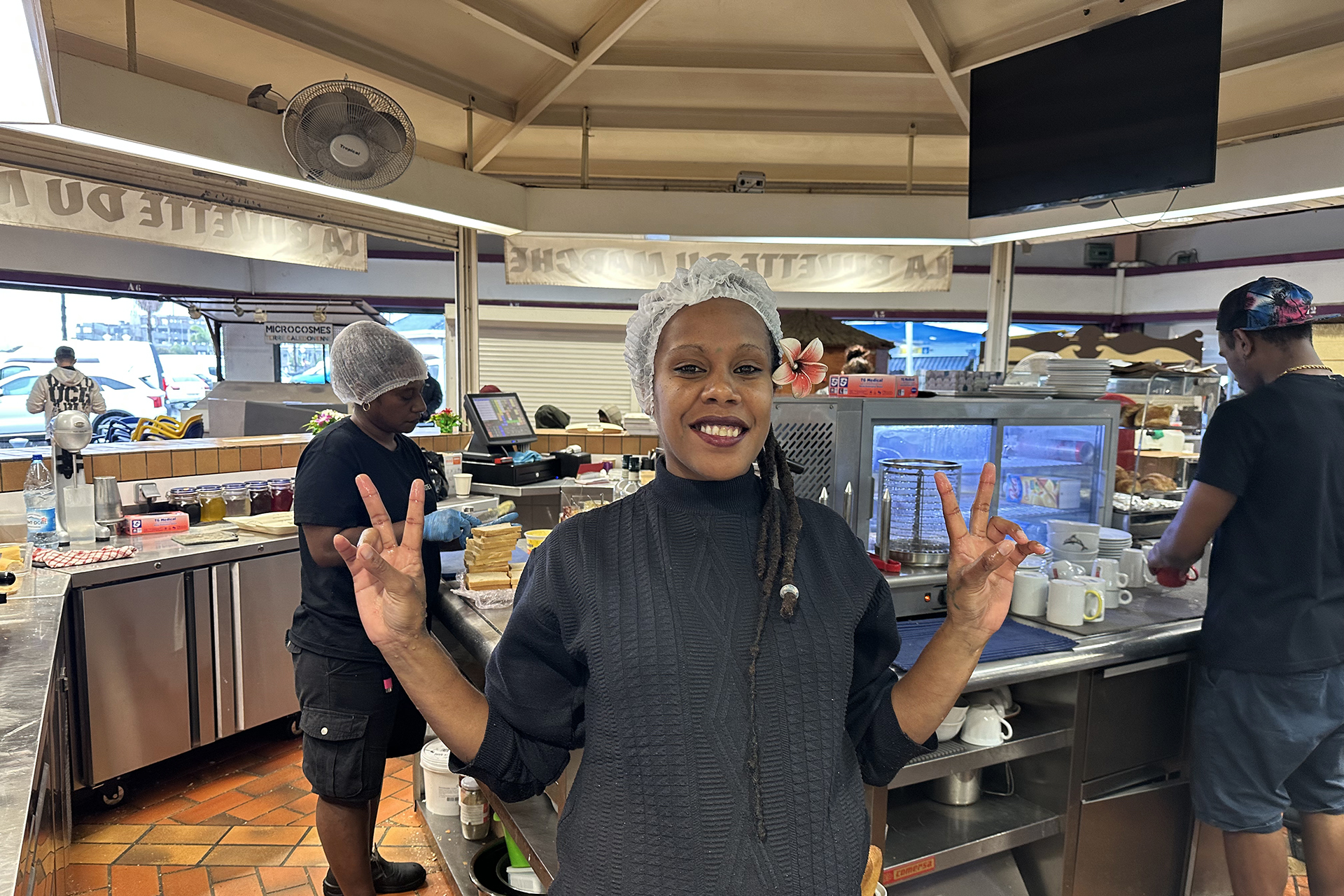 快く写真撮影に応じてくれた人懐っこいカフェのおねえさん