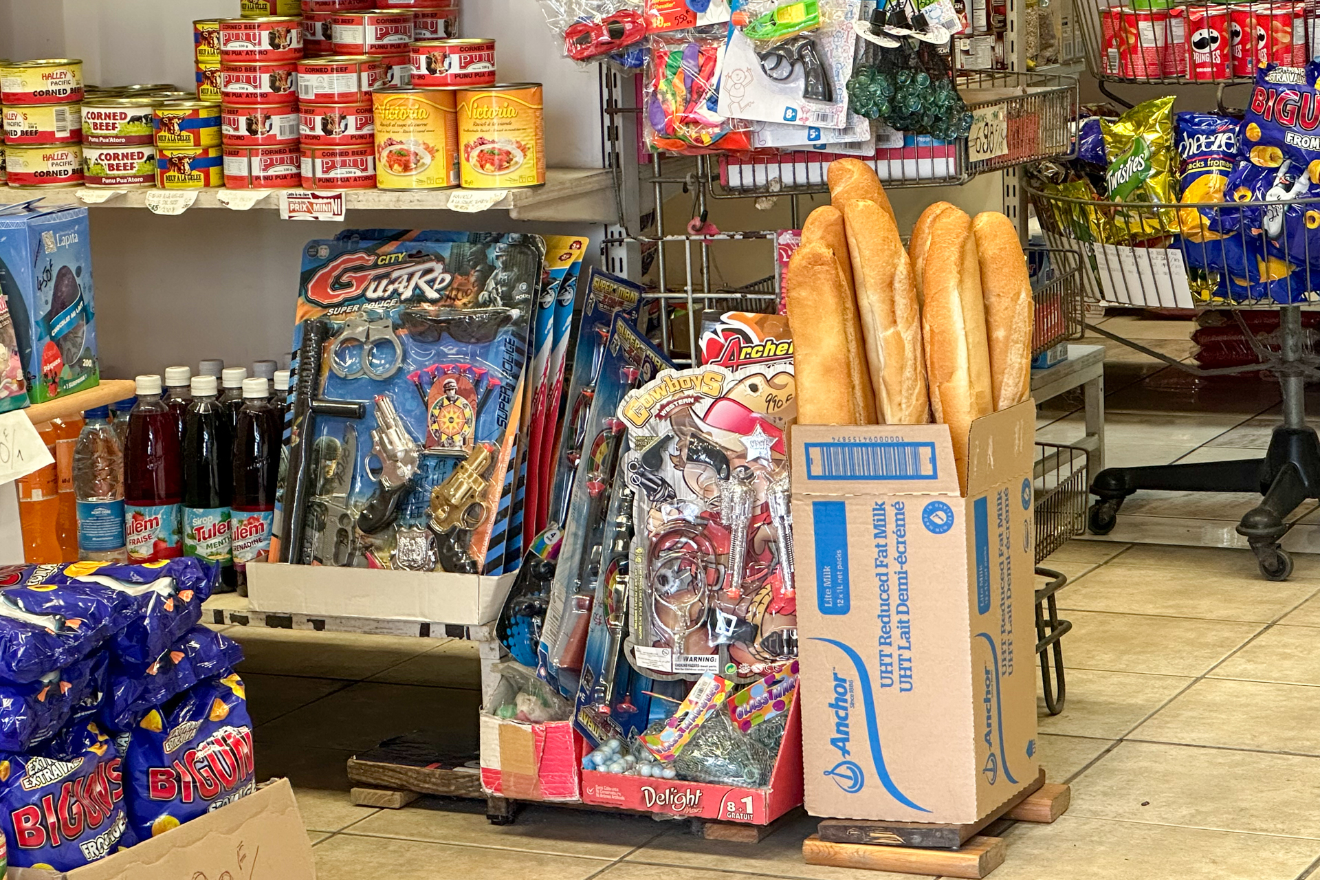 コンビニっぽいお店（コンビニではない）でのフランスパンの陳列に衝撃