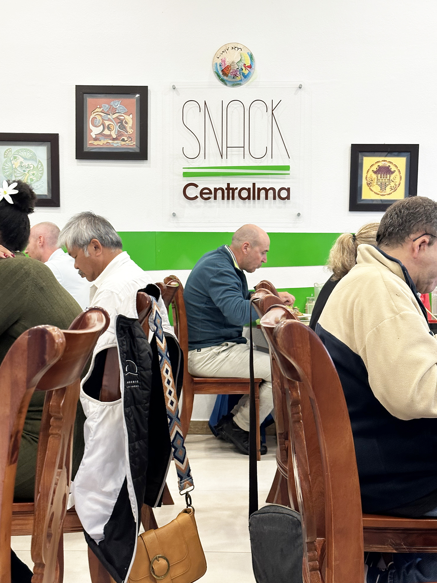 上が肉乗せ汁なし太麺ビーフンみたいなもの。下は私がオーダーした牛肉のフォー