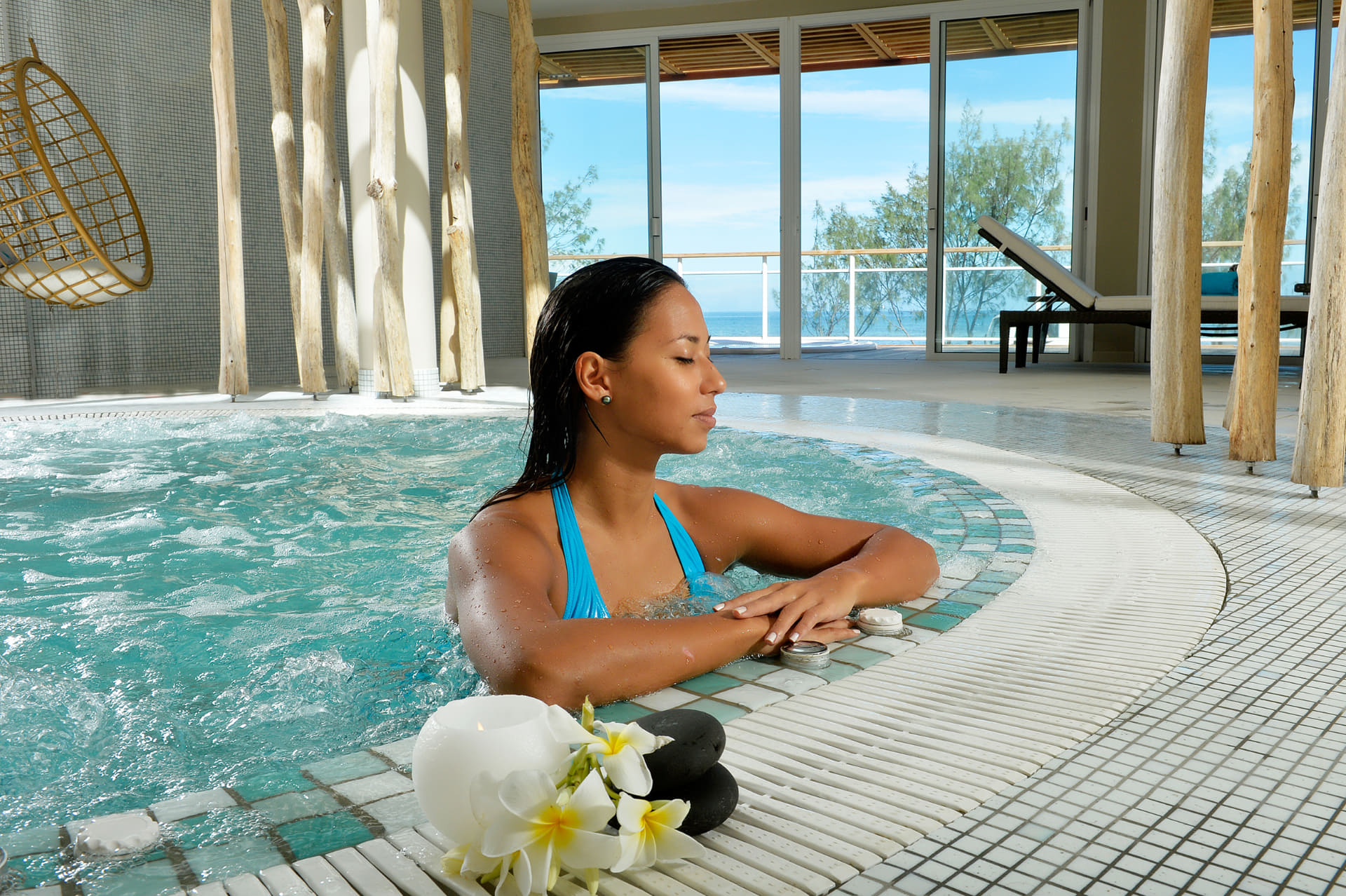 ジャグジーやサウナなどが利用できるスパアクセス料金は、宿泊者が3000CFP、宿泊者以外は4200CFP。同日にトリートメントを受ける人は2700CFPに（写真提供：DEEP NATURE SPA NOUMEA）