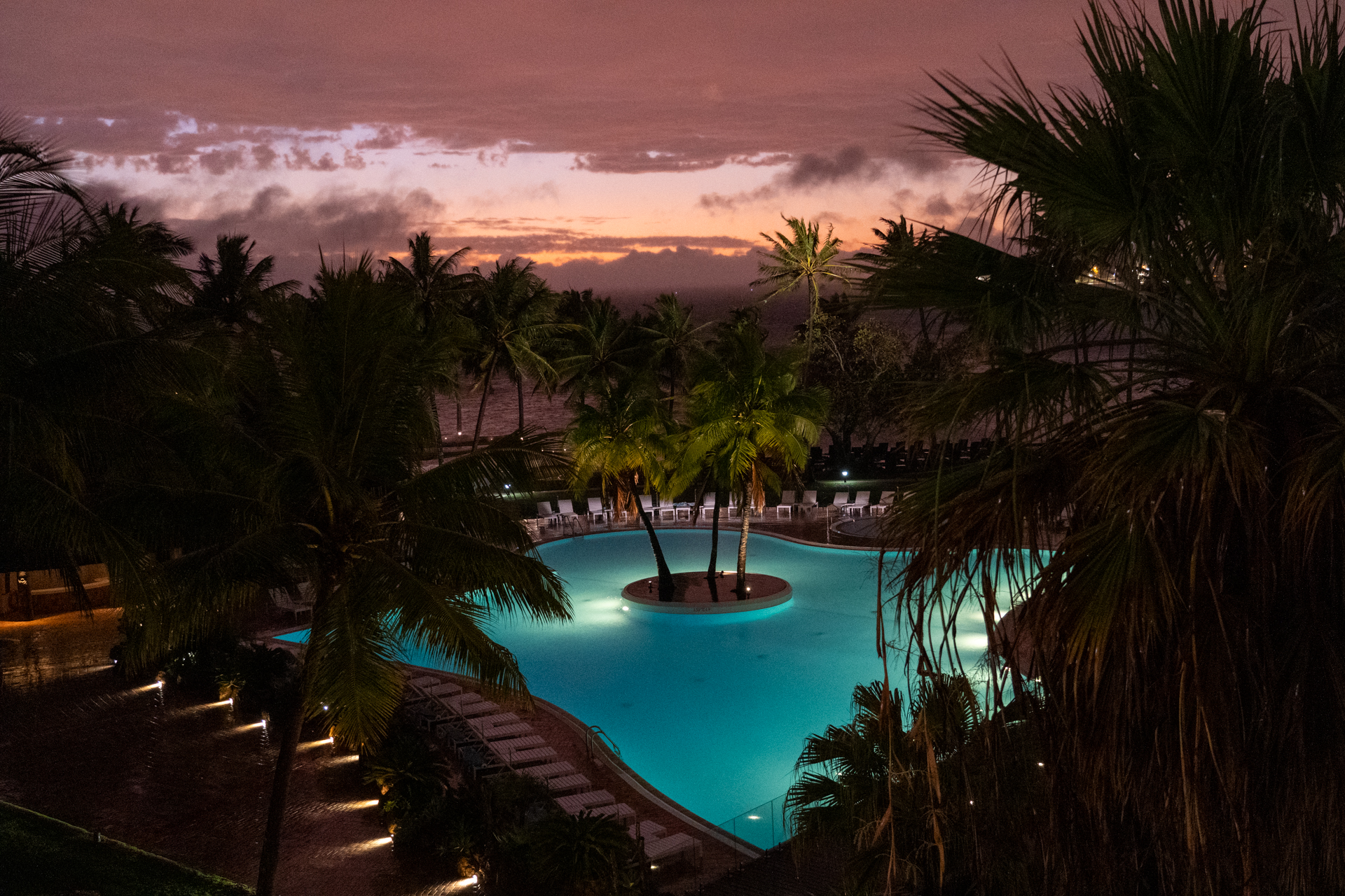 雨上がり。お部屋から幻想的な夕焼けが