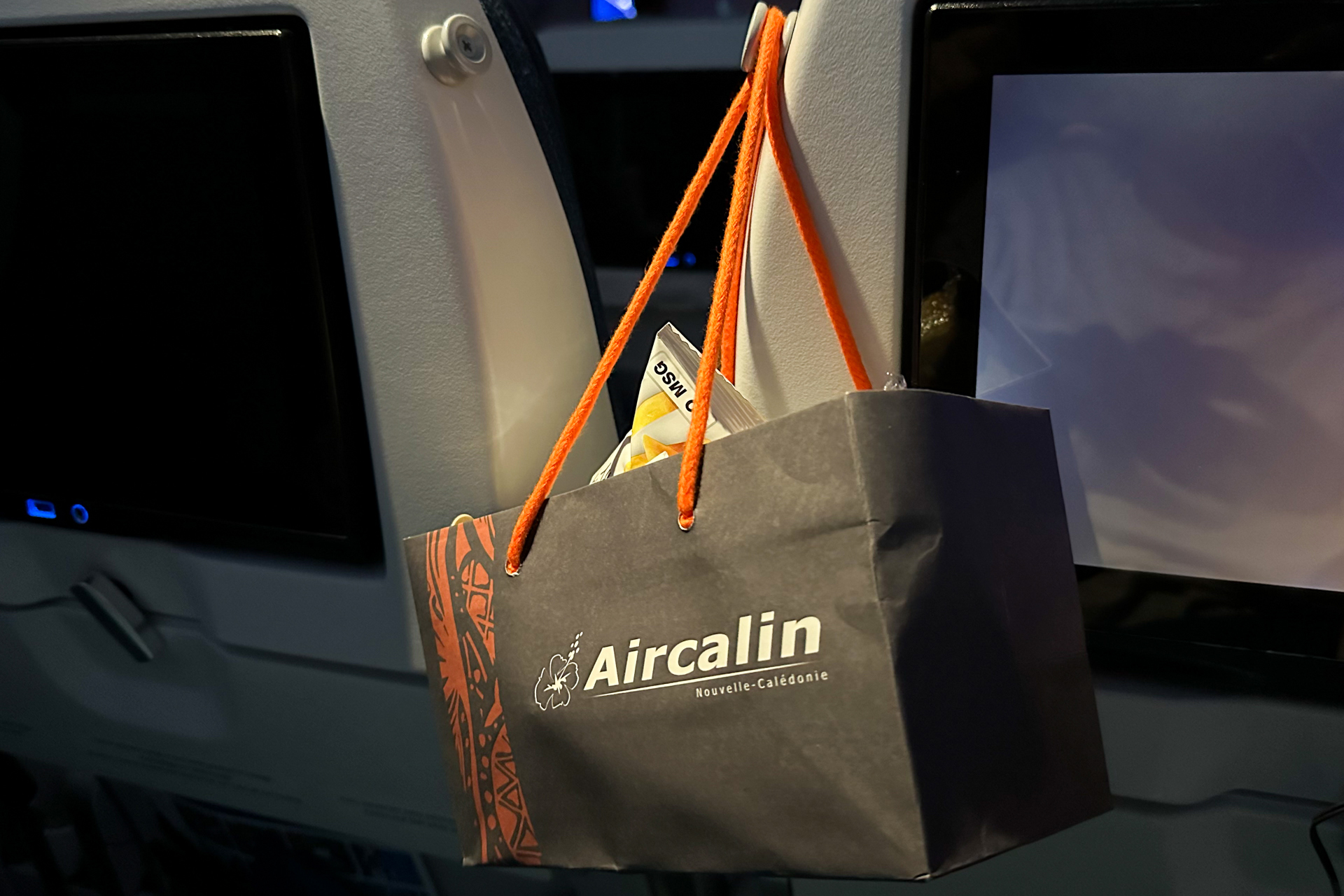 帰りのフライトは深夜便なので寝るだけ。気づいたらスナック系の軽い夜食が配られていました