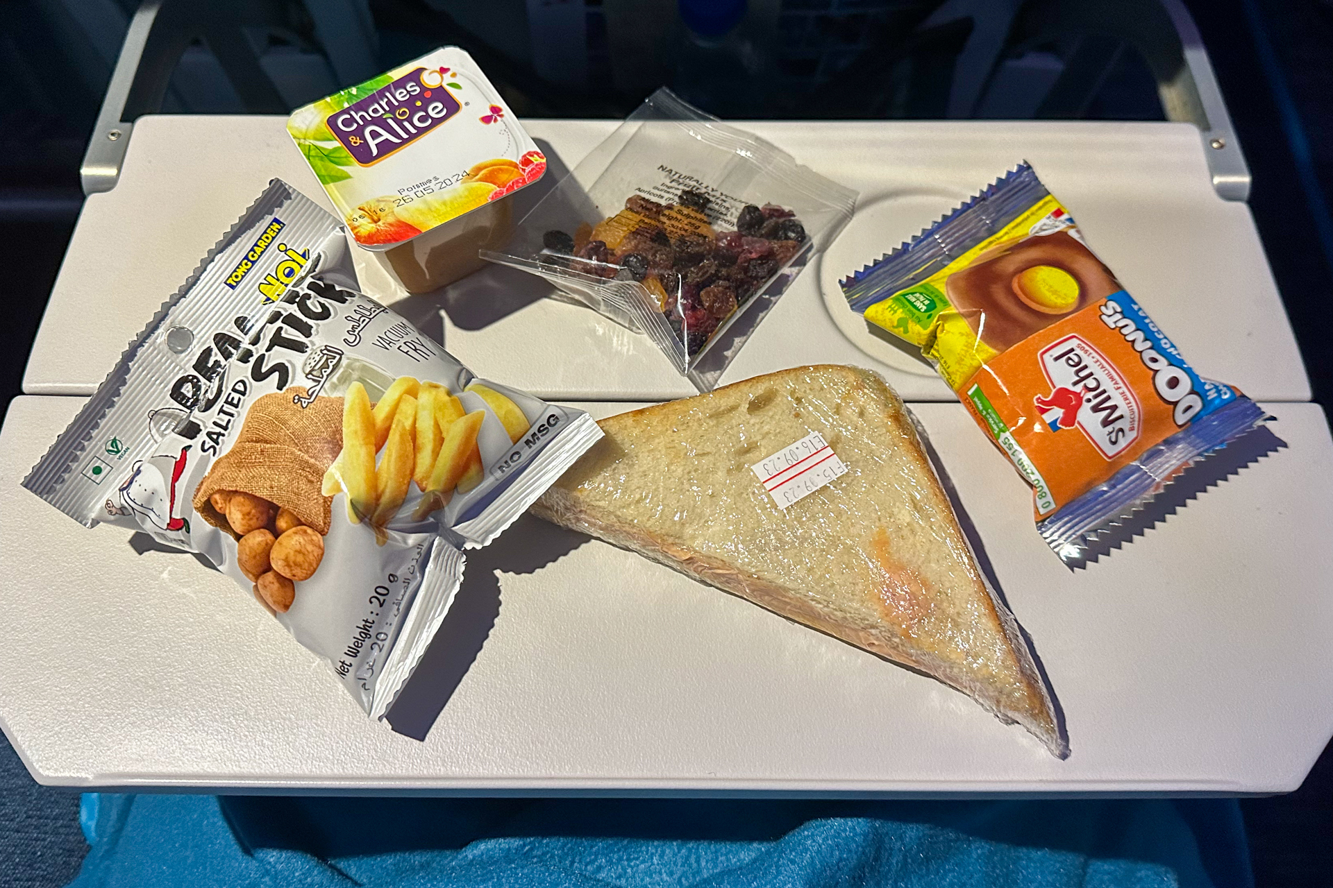 帰りのフライトは深夜便なので寝るだけ。気づいたらスナック系の軽い夜食が配られていました