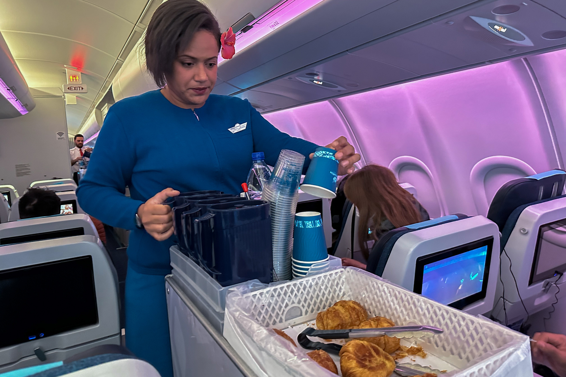 朝食がサーブされます。成田空港はもうすぐ