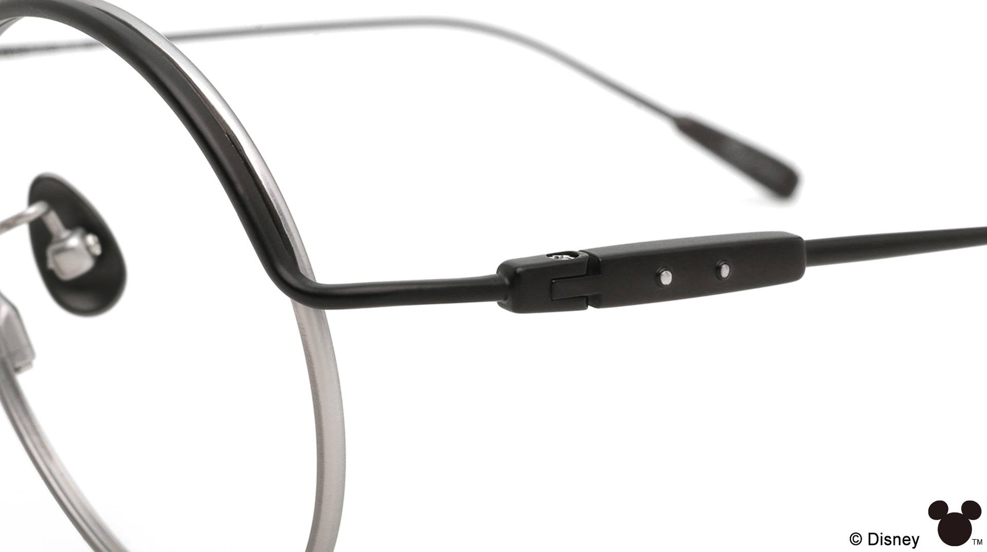 テンプルにはミッキーのズボンのボタンをイメージしたパーツ