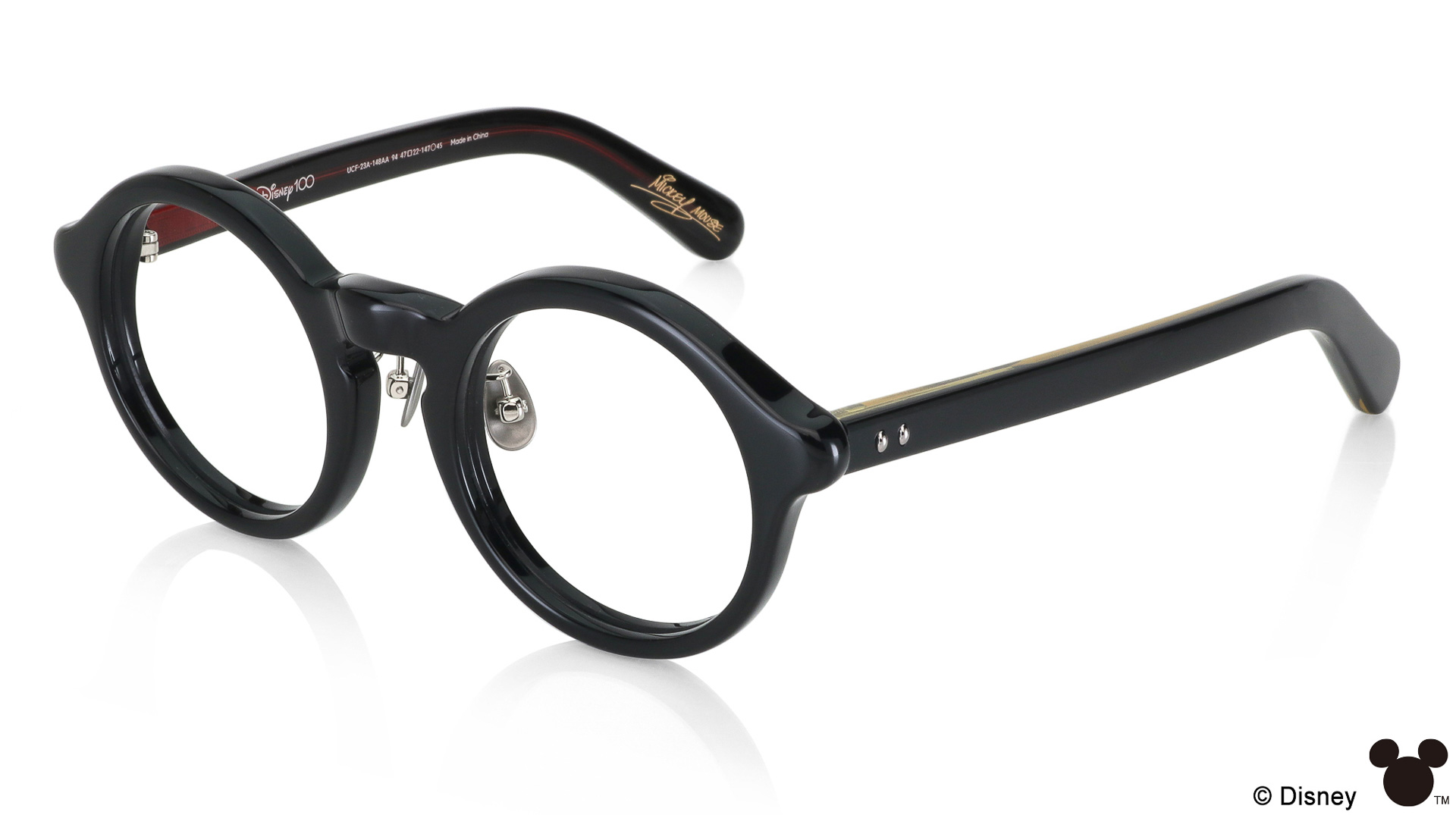 ズボンのボタンをイメージしたパーツもポイント