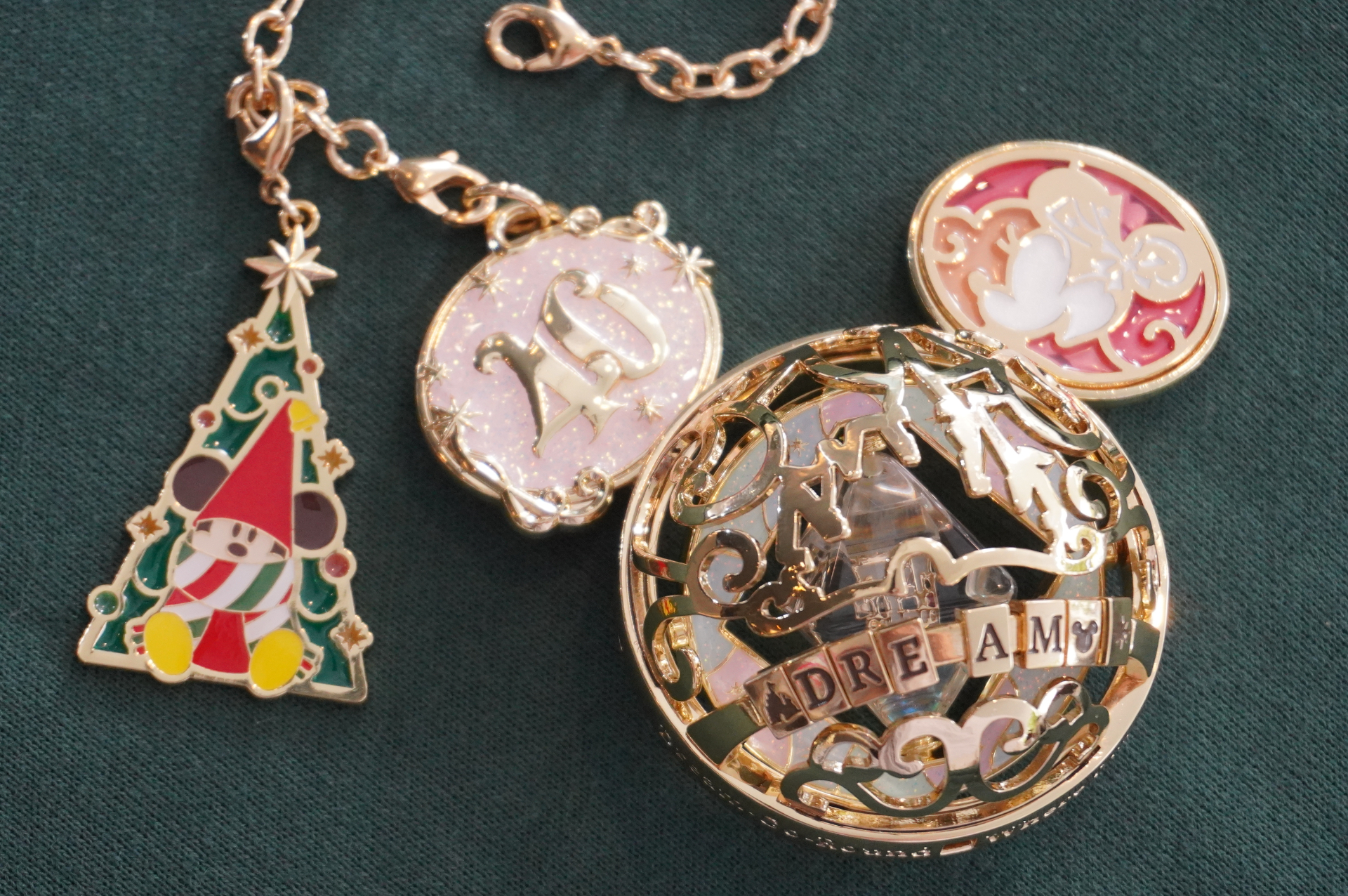 コレクタブルアイテム「モーメンツゴーラウンド」を飾る、クリスマス限定チャームが本日発売！