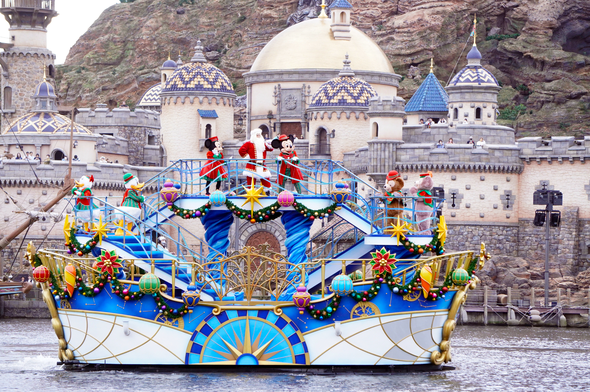 いよいよ「ディズニー・クリスマス」開幕！　東京ディズニーシーの水上グリーティングビジュアルををいち早く紹介