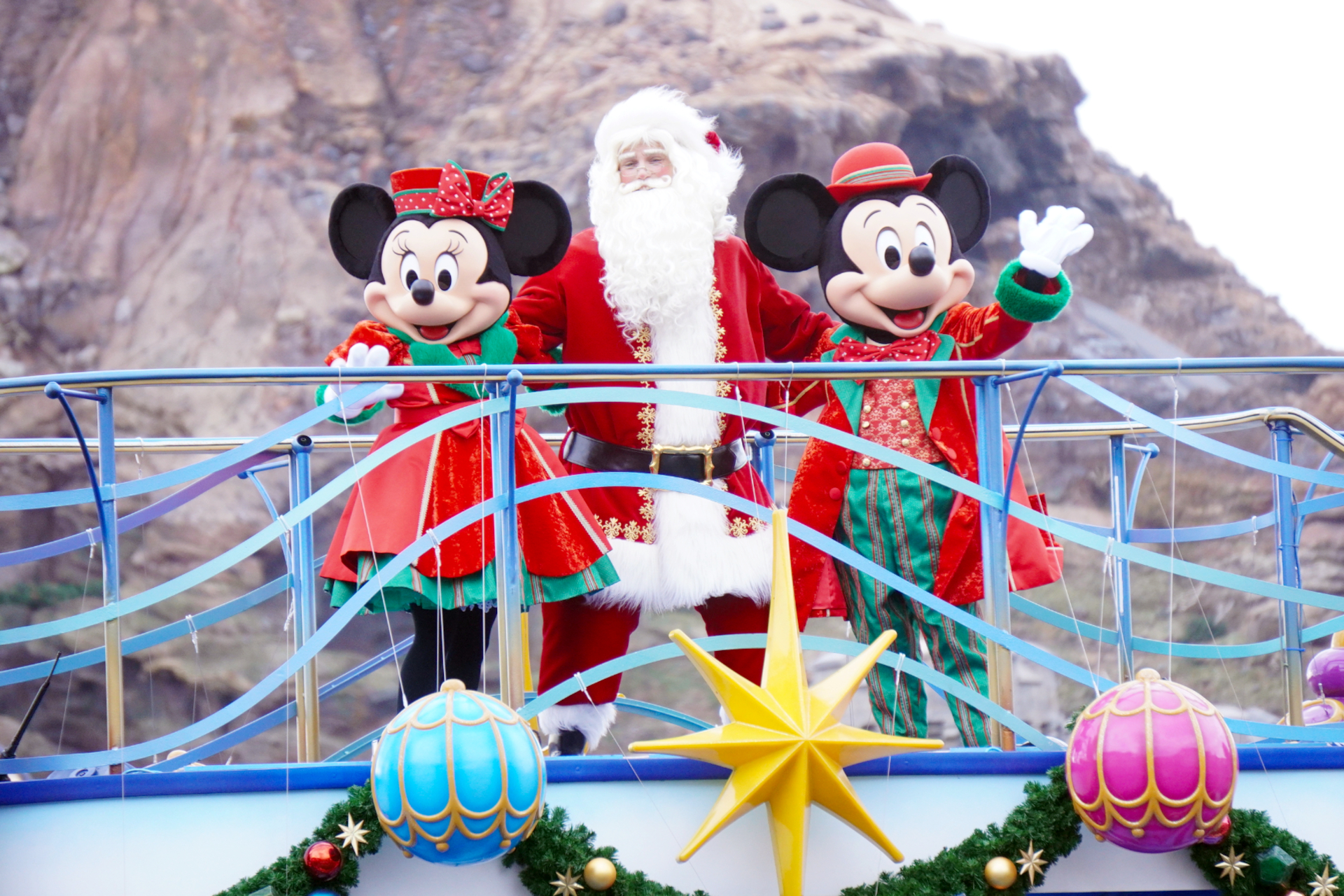 ミッキーマウスとミニーマウス。中央にはサンタクロース