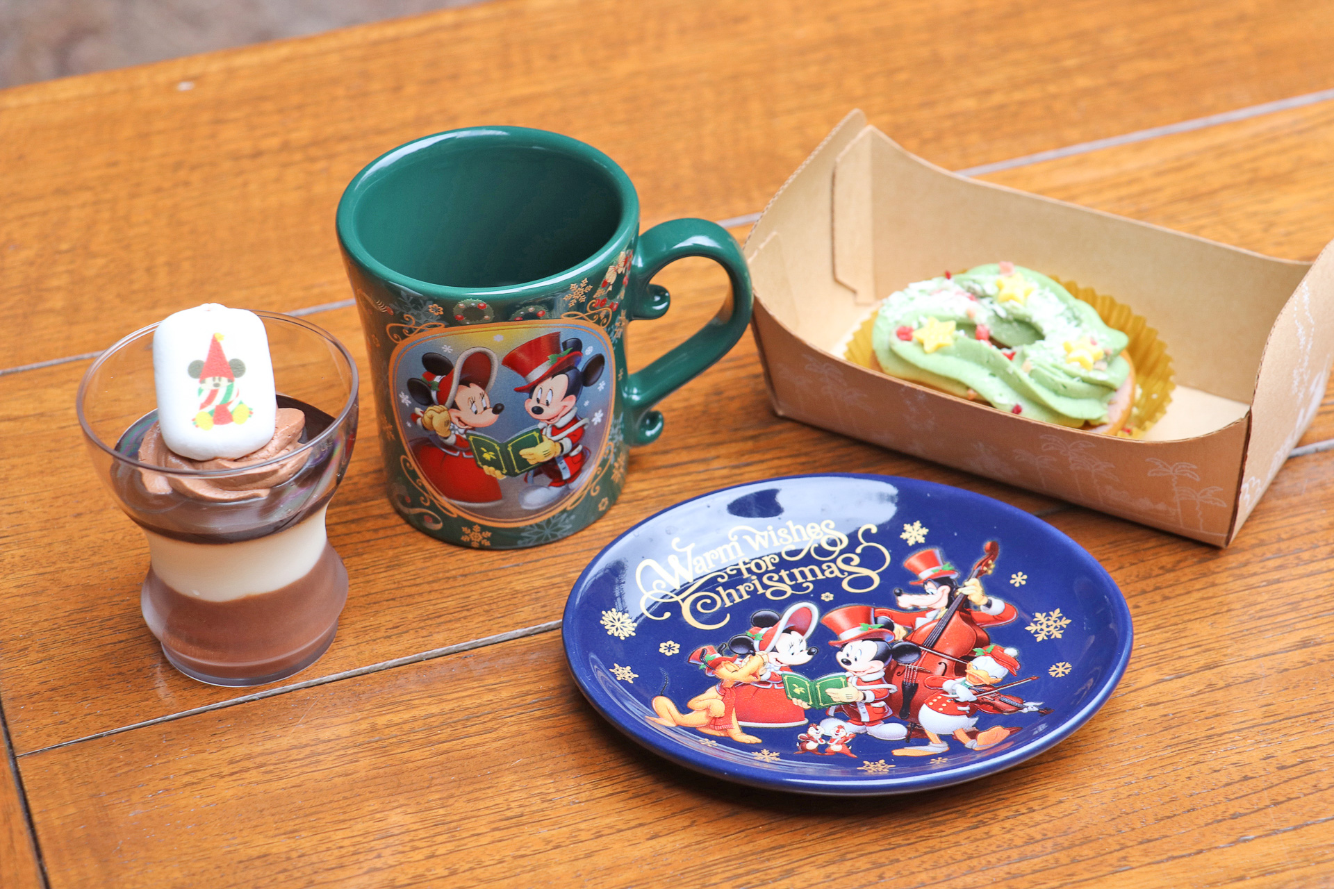 人気のスーベニアカップとスーベニアプレートにもクリスマスバージョンが登場