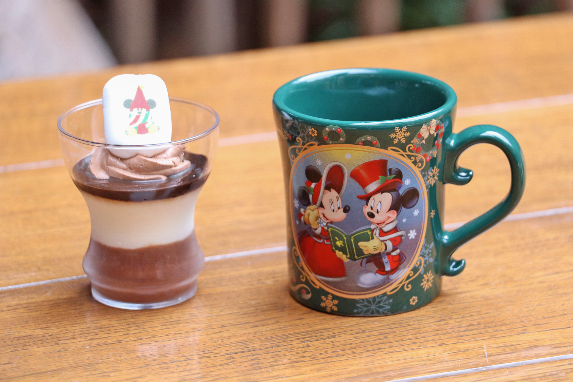 「コーヒー＆チョコムース」（単品550円、スーベニアカップ付き＋550円）