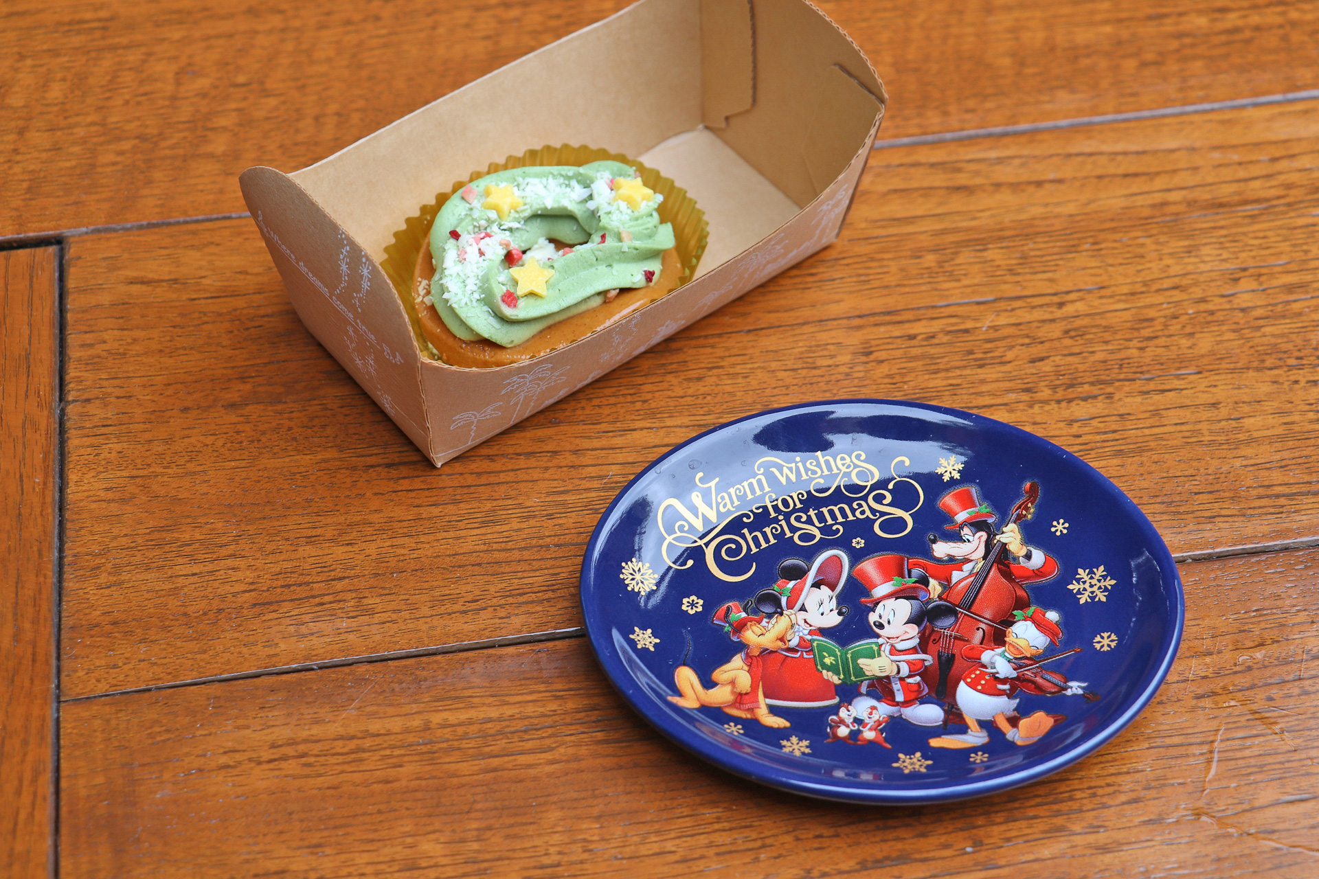 「プラリネ＆ピスタチオケーキ」（単品550円、スーベニアプレート付き＋550円）