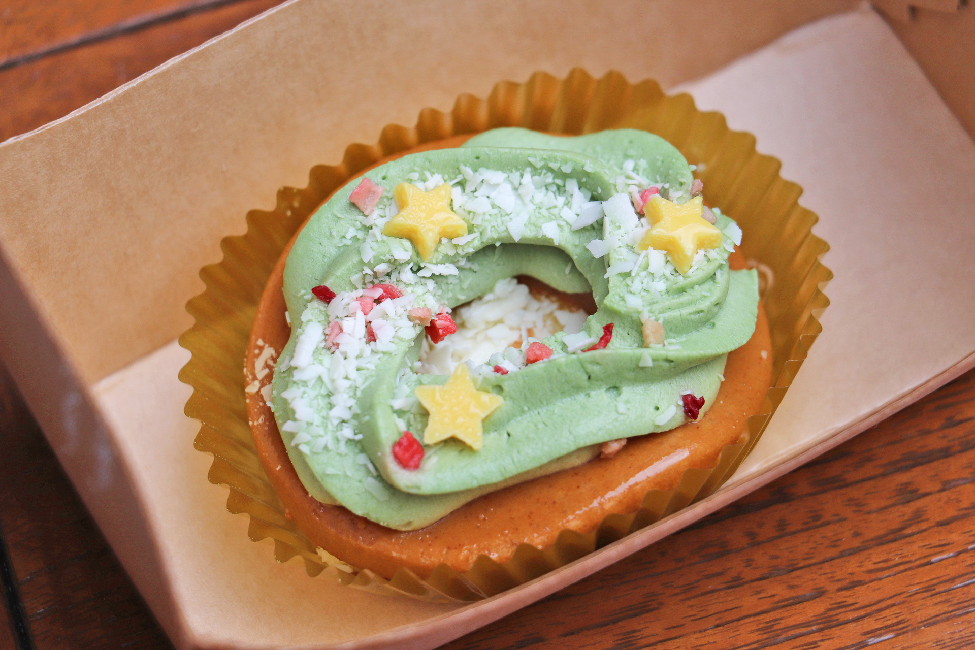 「プラリネ＆ピスタチオケーキ」はピスタチオが香る、しっかり甘いスイーツ