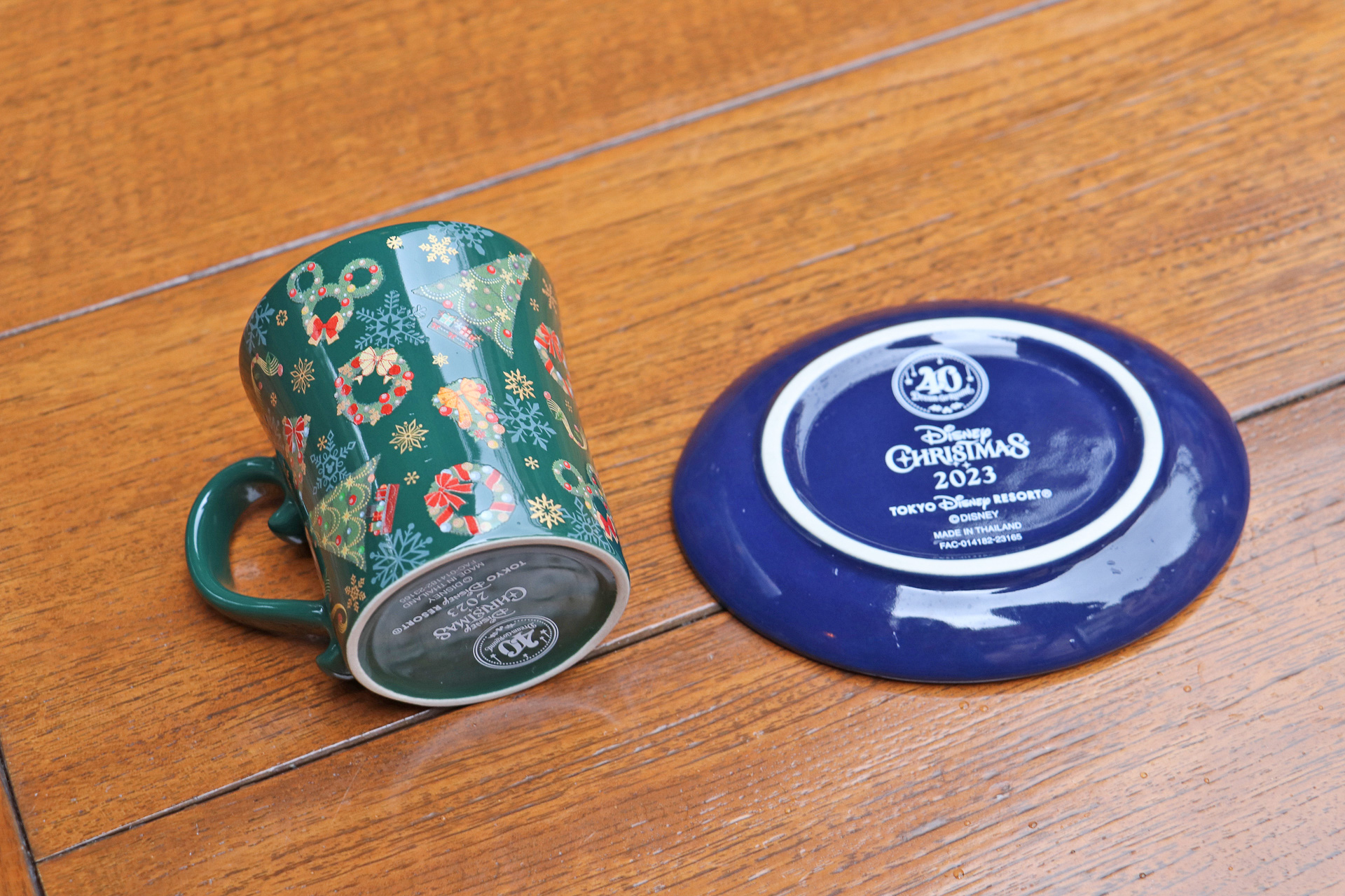 裏面に40周年のロゴと、ディズニークリスマス2023の表記入り