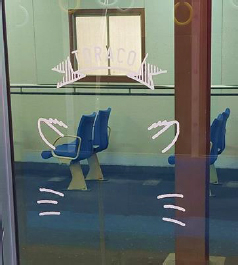 TORACO号の窓の一部には、フォトスポットの仕掛け付き