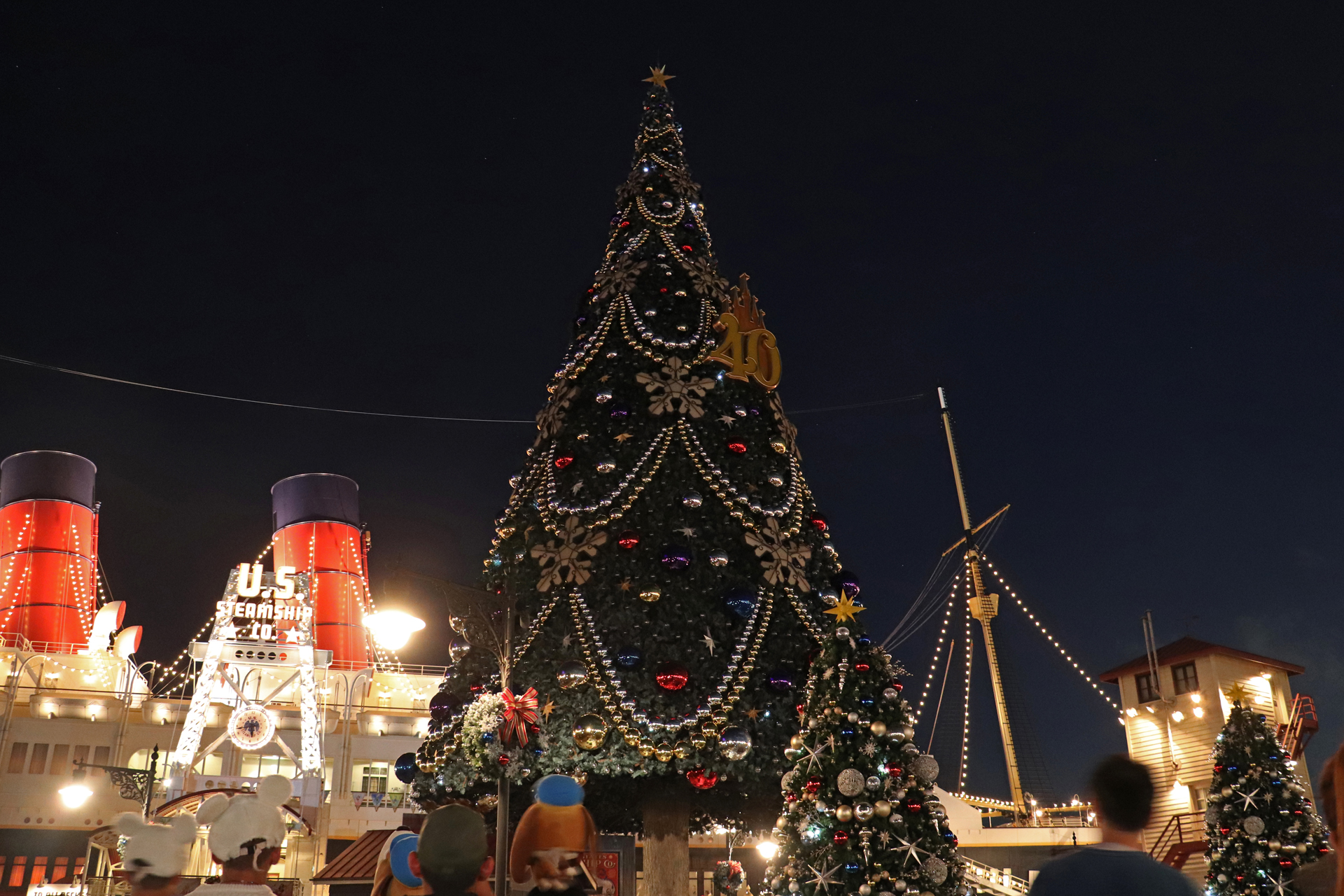 それまで点灯していたクリスマスツリーがふっと消灯