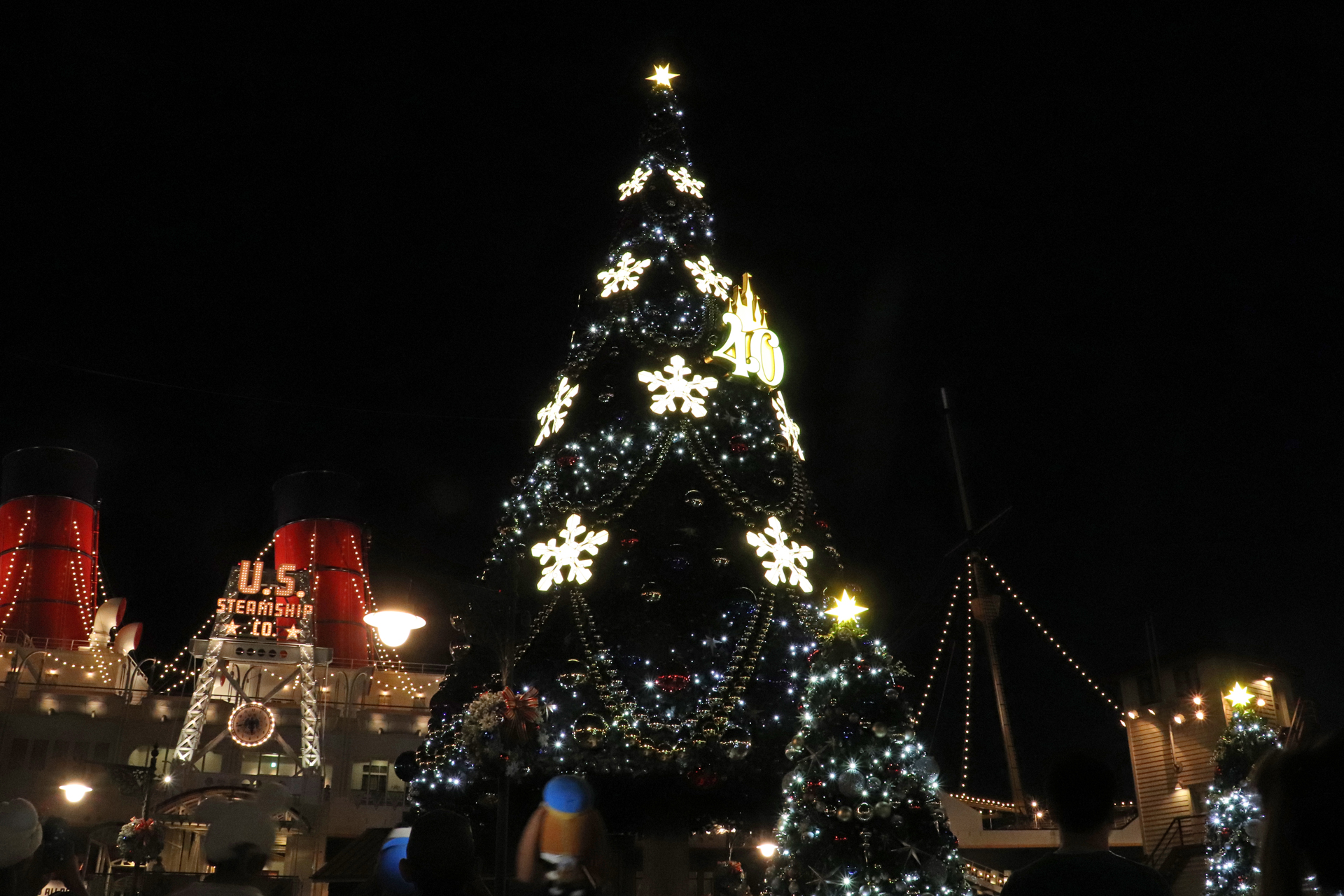 地上から光の帯が上に昇っていき、ツリー側面のスターが点灯