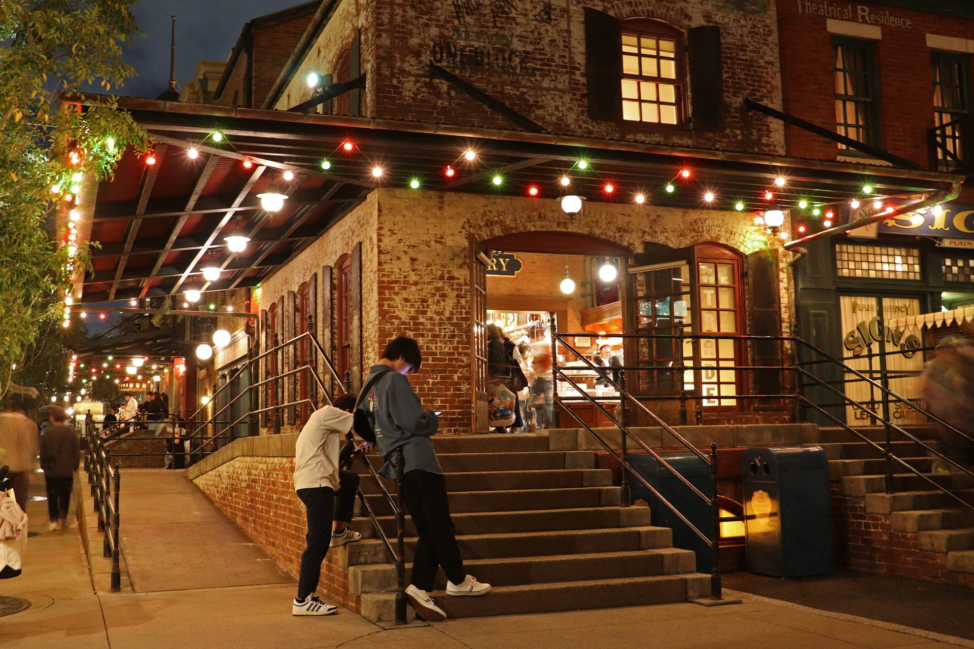 建物のライトアップもクリスマス色