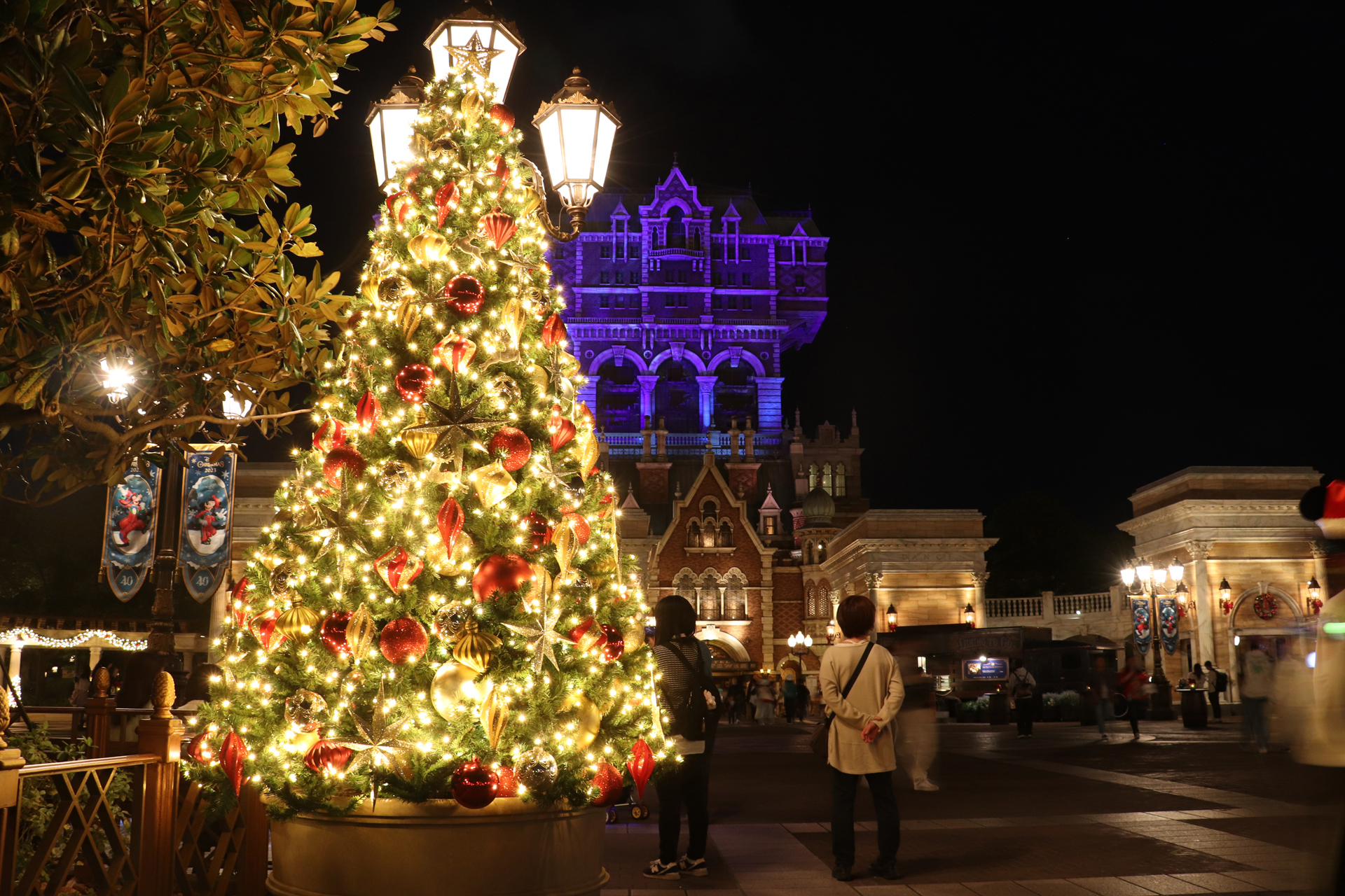ウォーターフロントパーク入り口のクリスマスツリーも大型で華やか