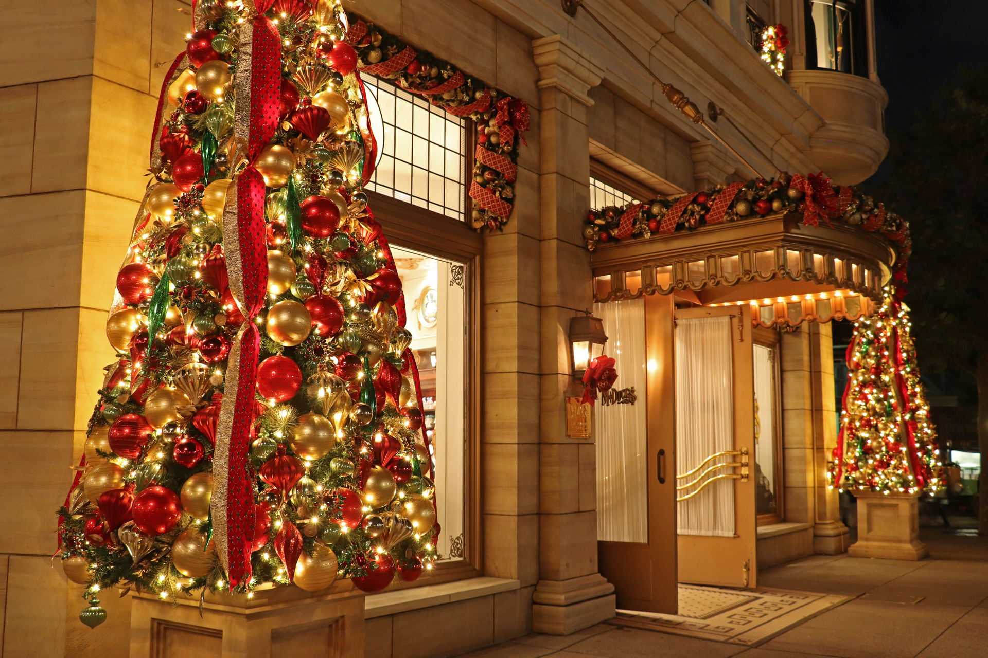 マクダックス・デパートメントストア入り口のツリーはリボンでとても豪華な雰囲気