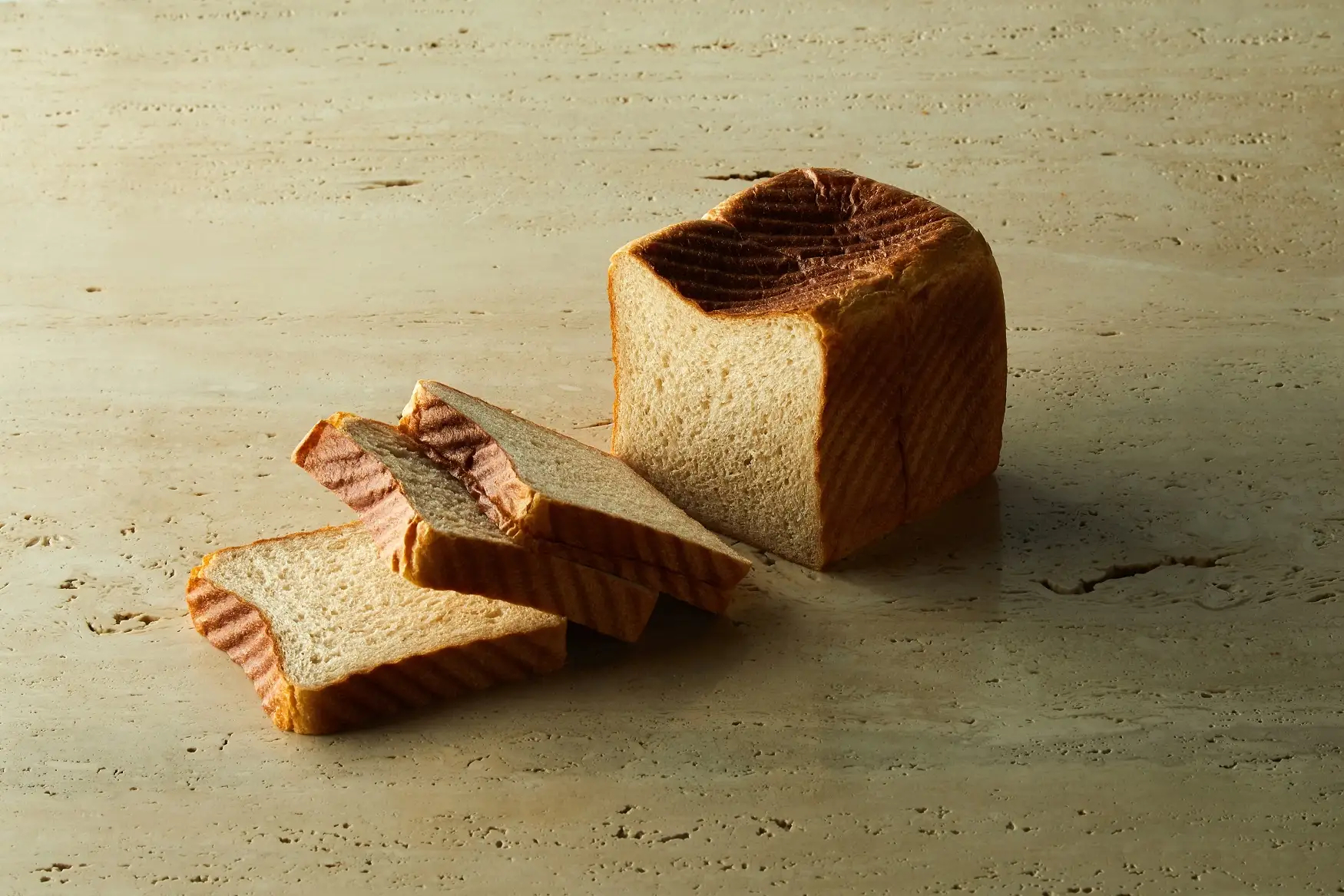 看板商品の「鎌倉食パン 角」