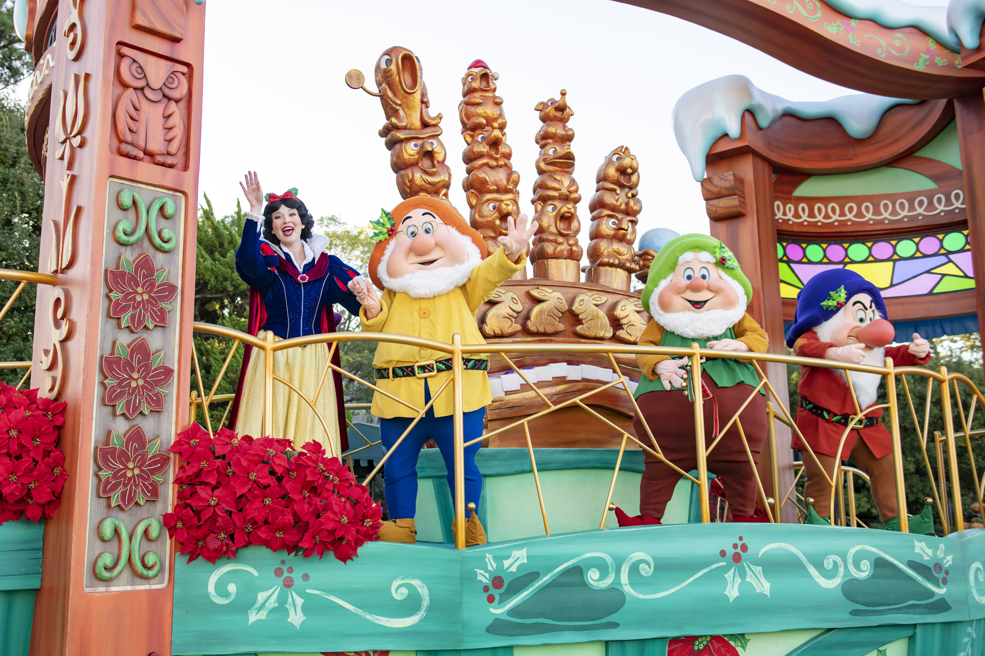 ひいらぎのアクセサリやベルトなど衣装もクリスマスのデザインに