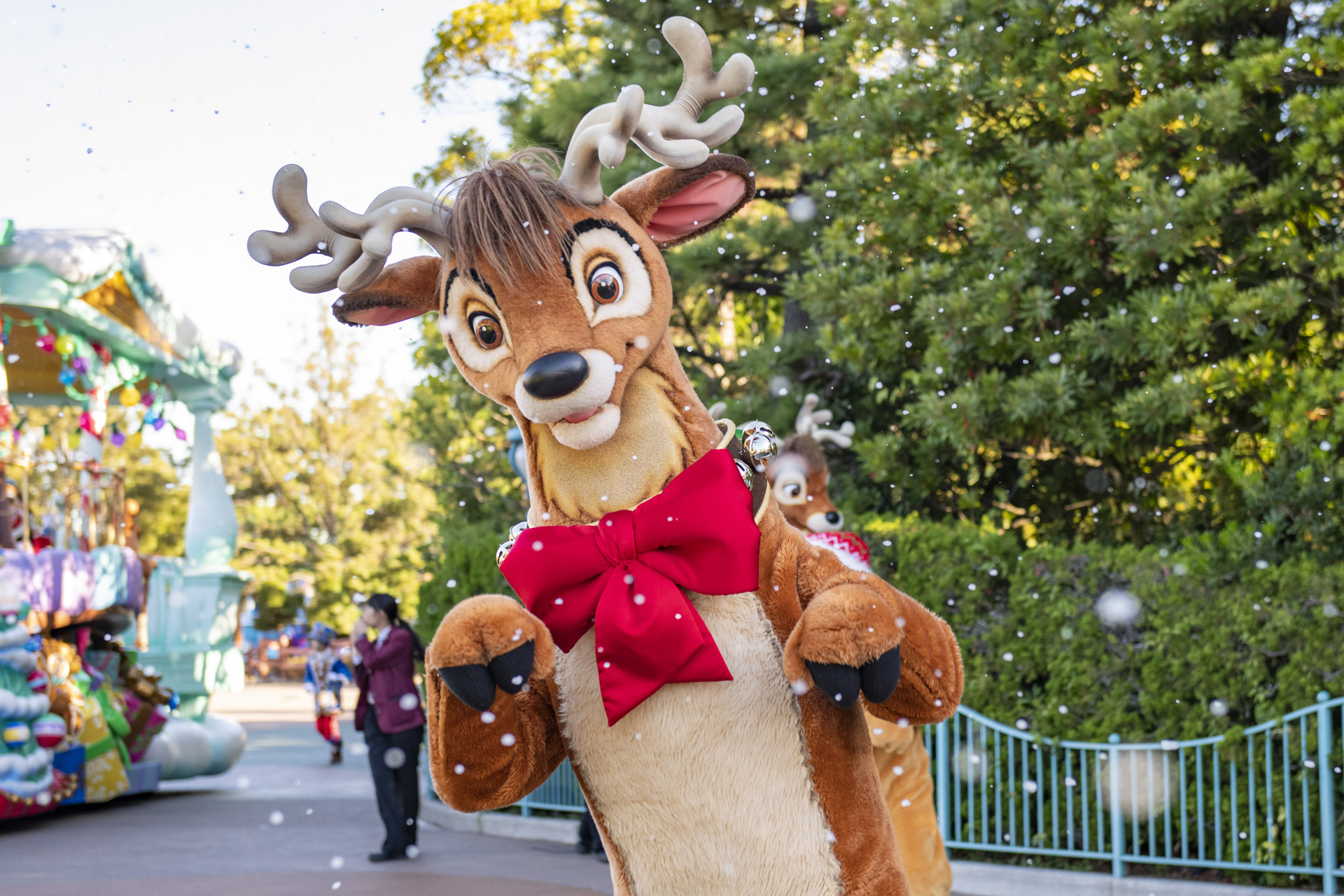 トナカイたちがミッキーマウスのフロートを先導