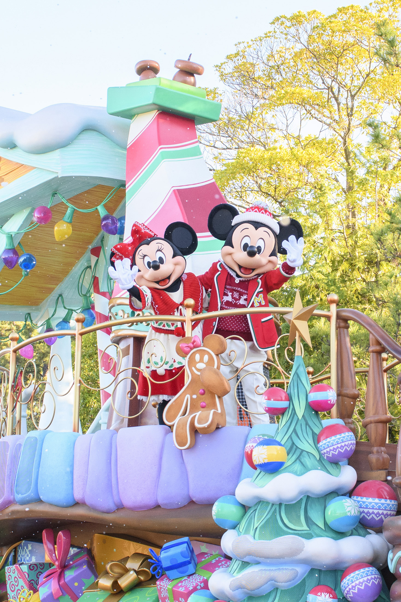 ミッキーマウスとミニーマウスのクリスマスらしい衣装にも注目！