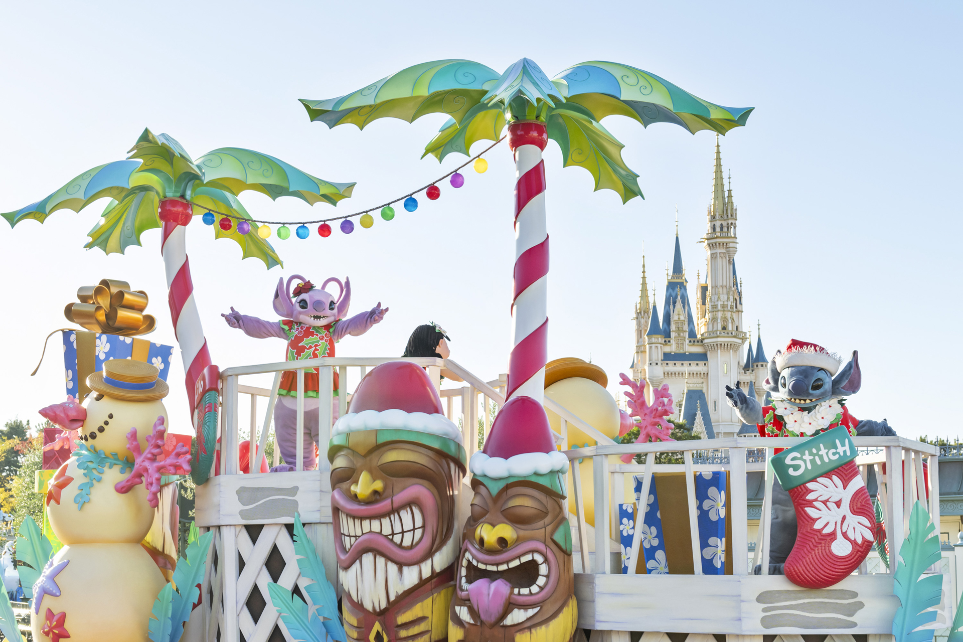 ハワイらしい装飾とクリスマスのデザインが融合したユニークなフロート