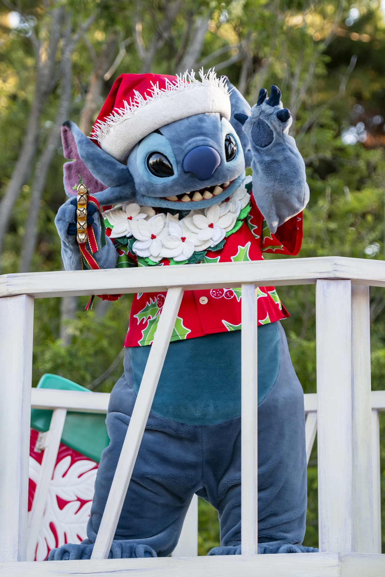 スティッチもクリスマス柄のアロハで登場