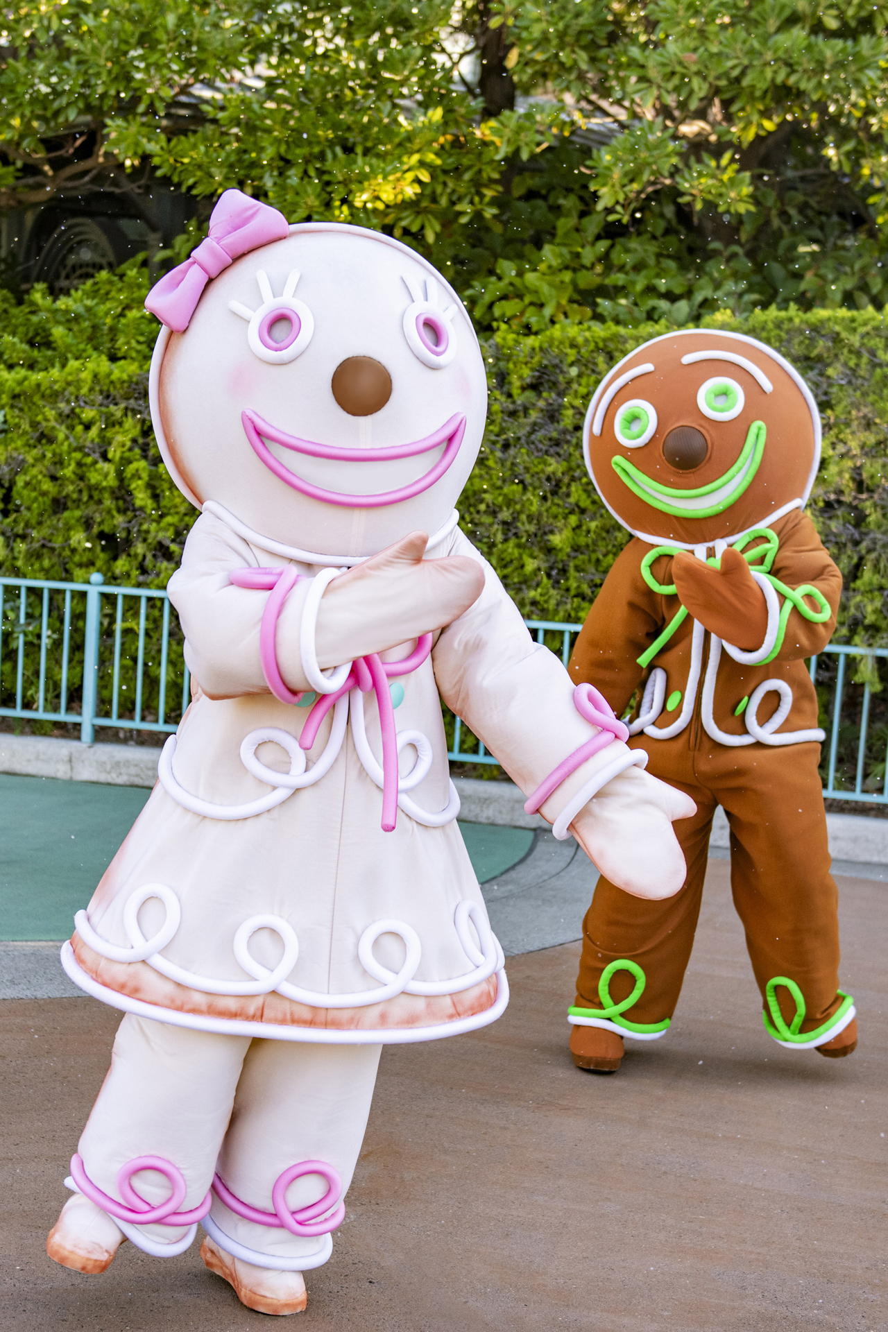 ダンサーの中にはカラフルなジンジャーブレッドマンも