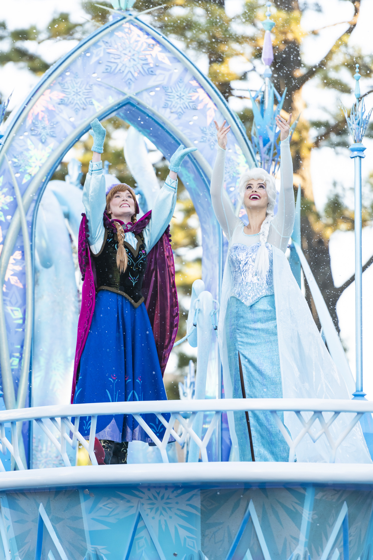 舞い散る雪がぴったりの「アナと雪の女王」のフロート