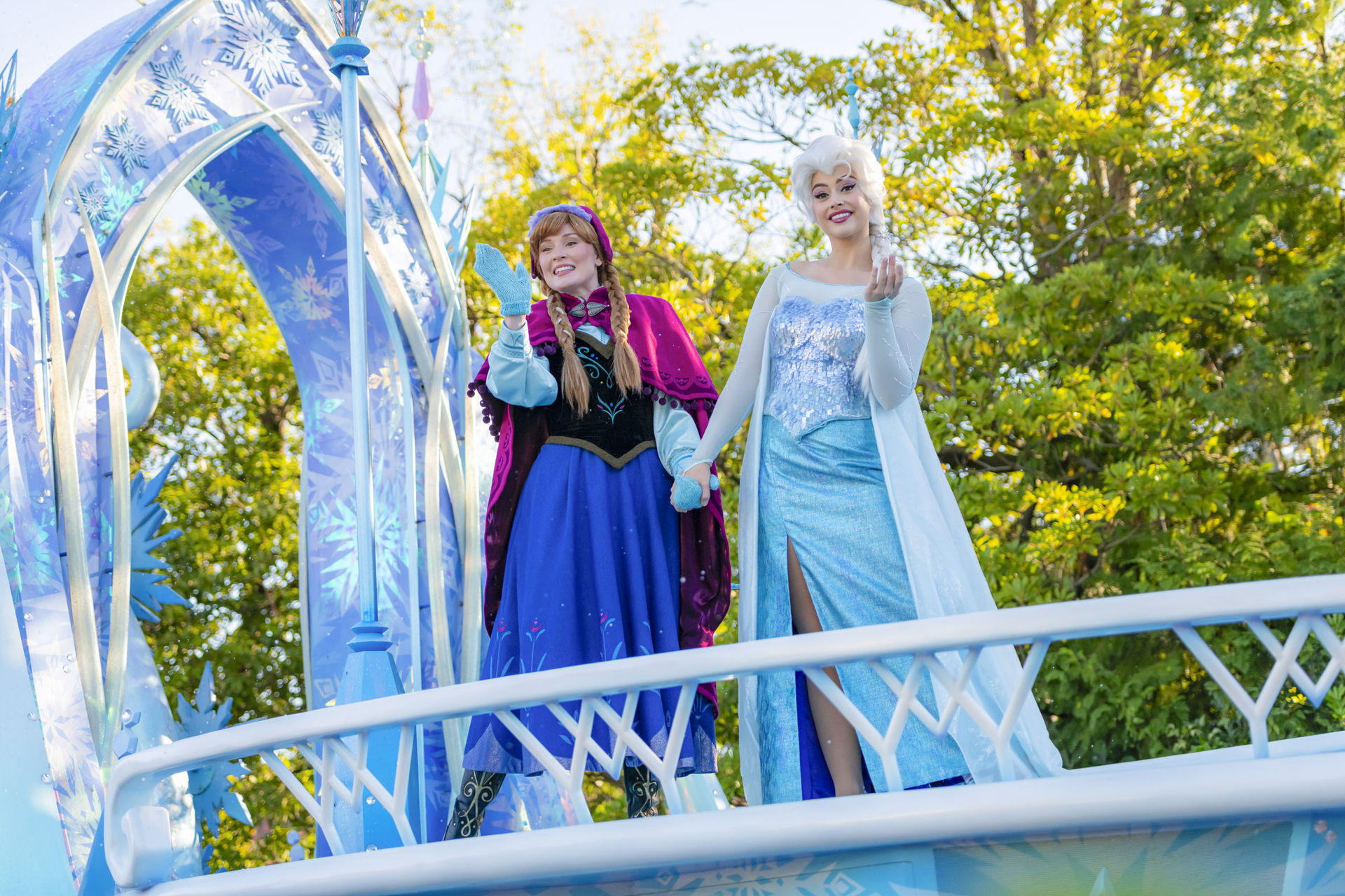 アナとエルサがそろってフロートに登場