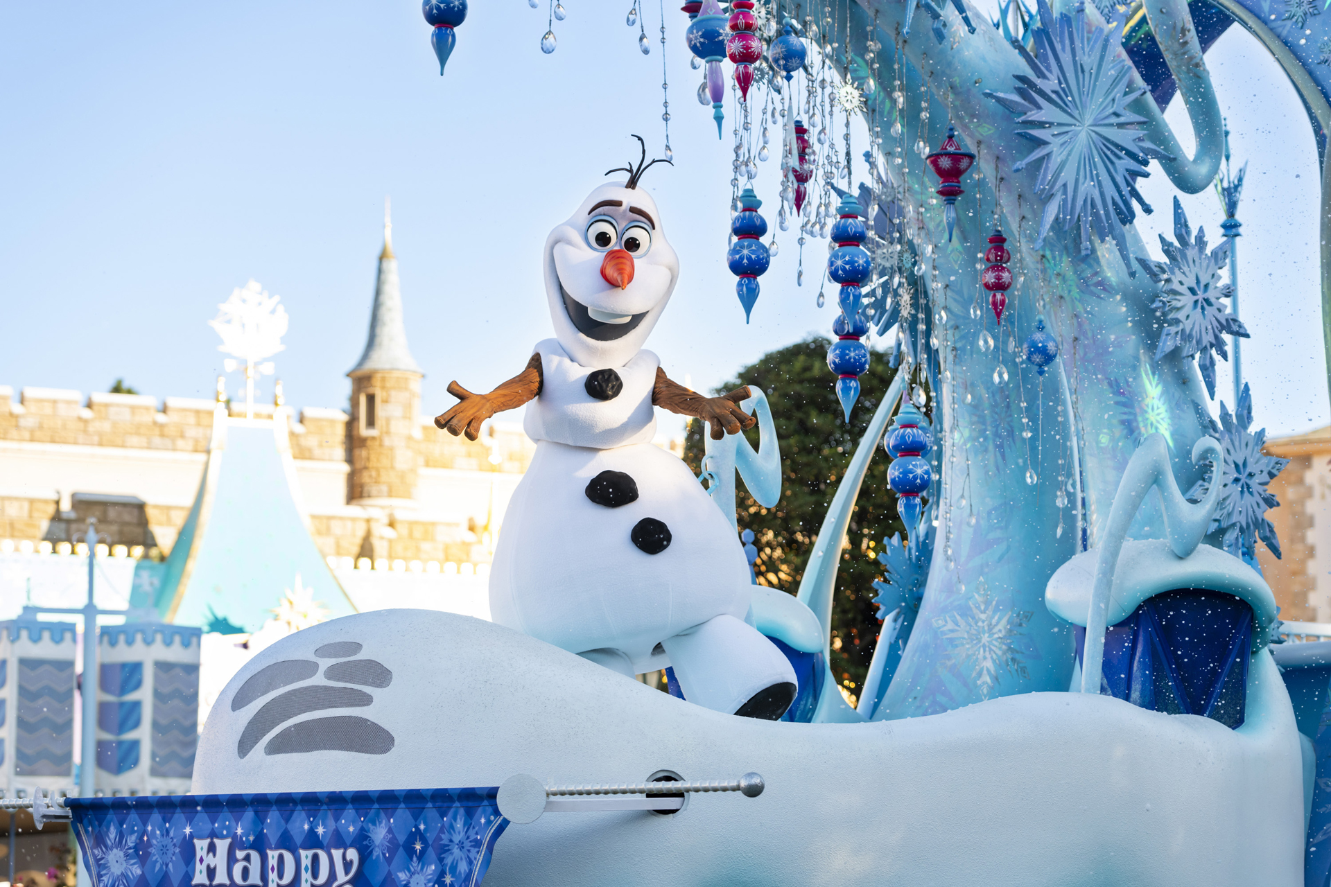 最後のフロートのため、オラフがキャラクターのトリを務める