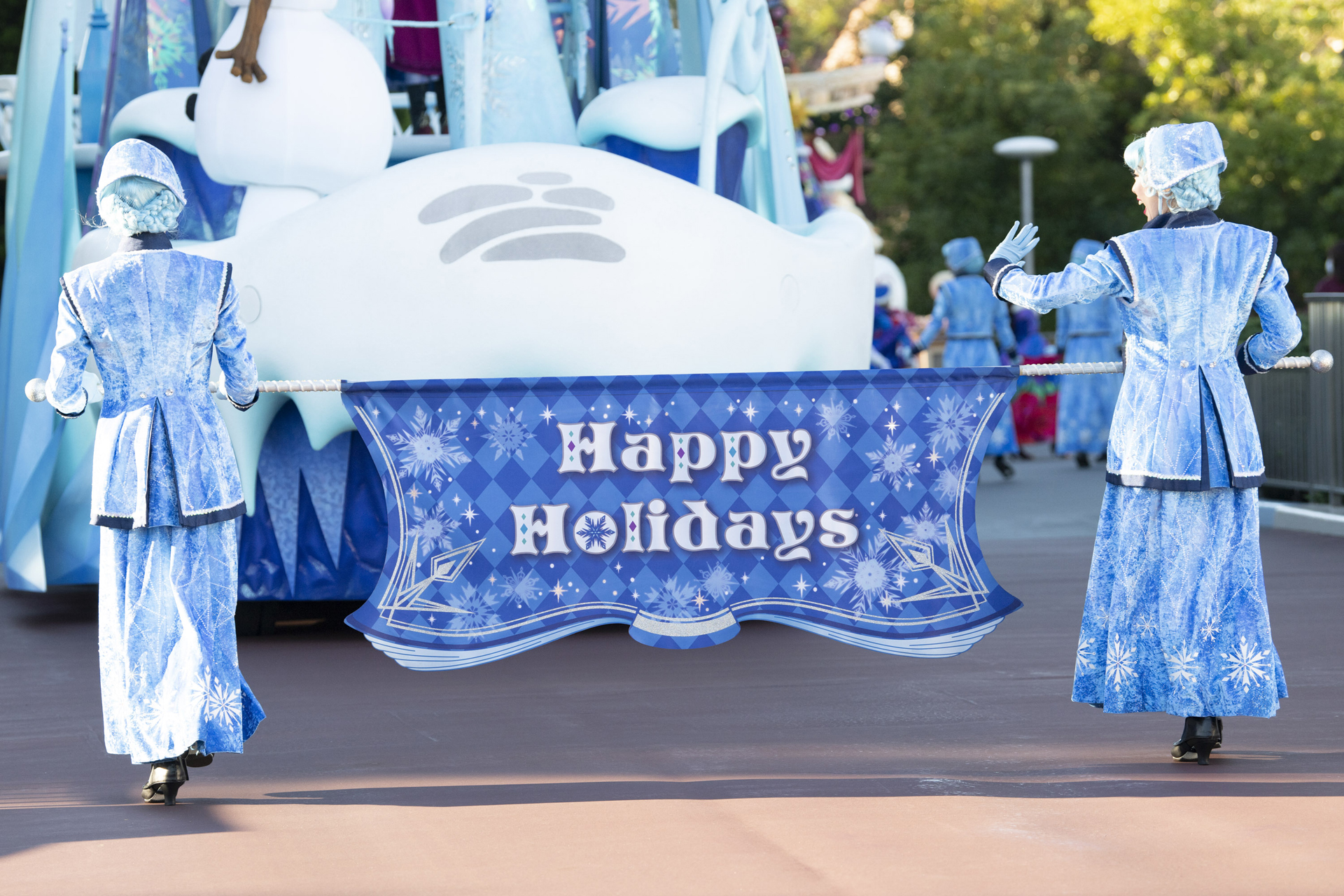 パレードの最後には「Happy Holidays」のフラッグを持つダンサーで終了