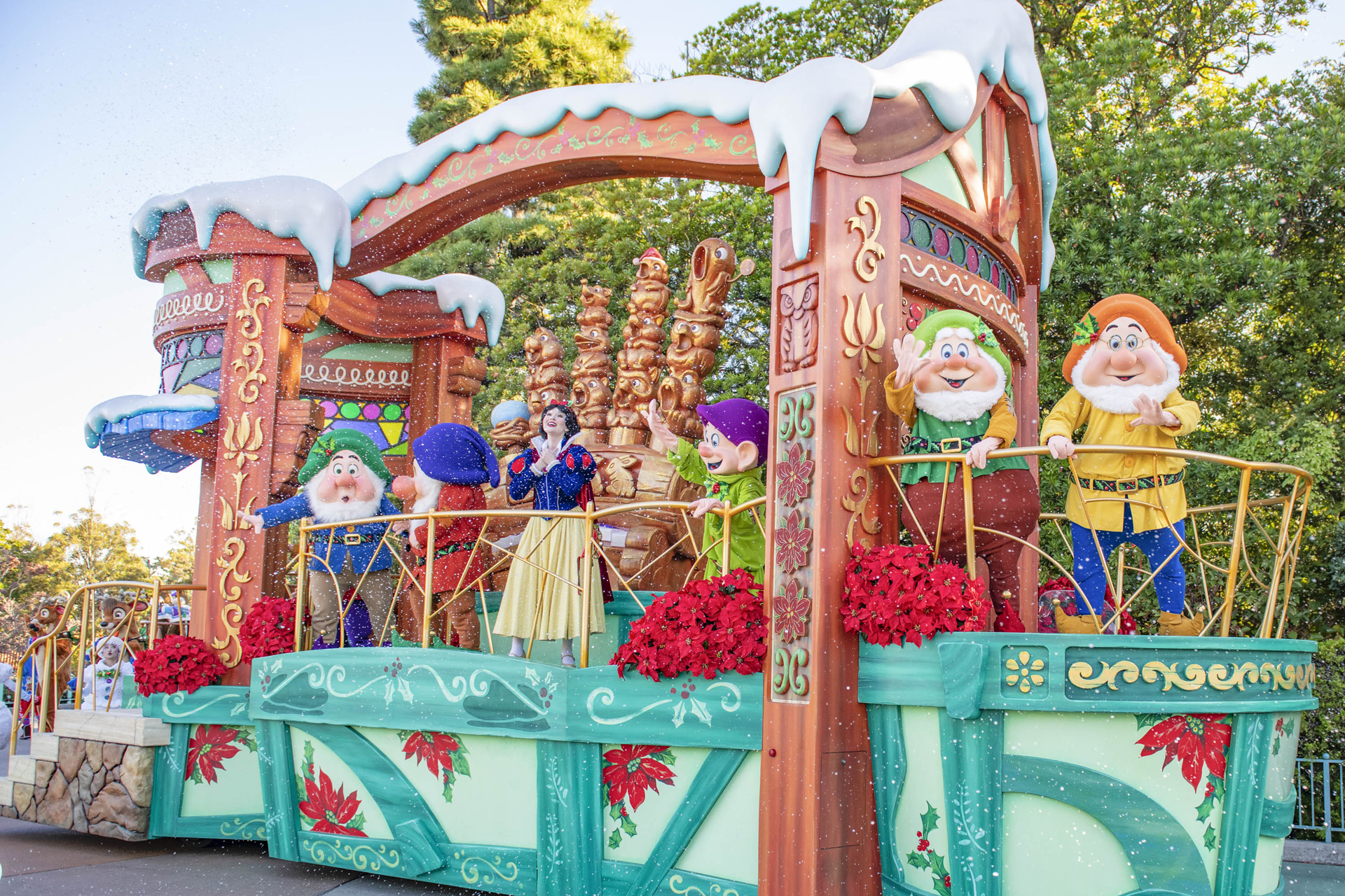 七人のこびとと白雪姫がフロートに勢ぞろい