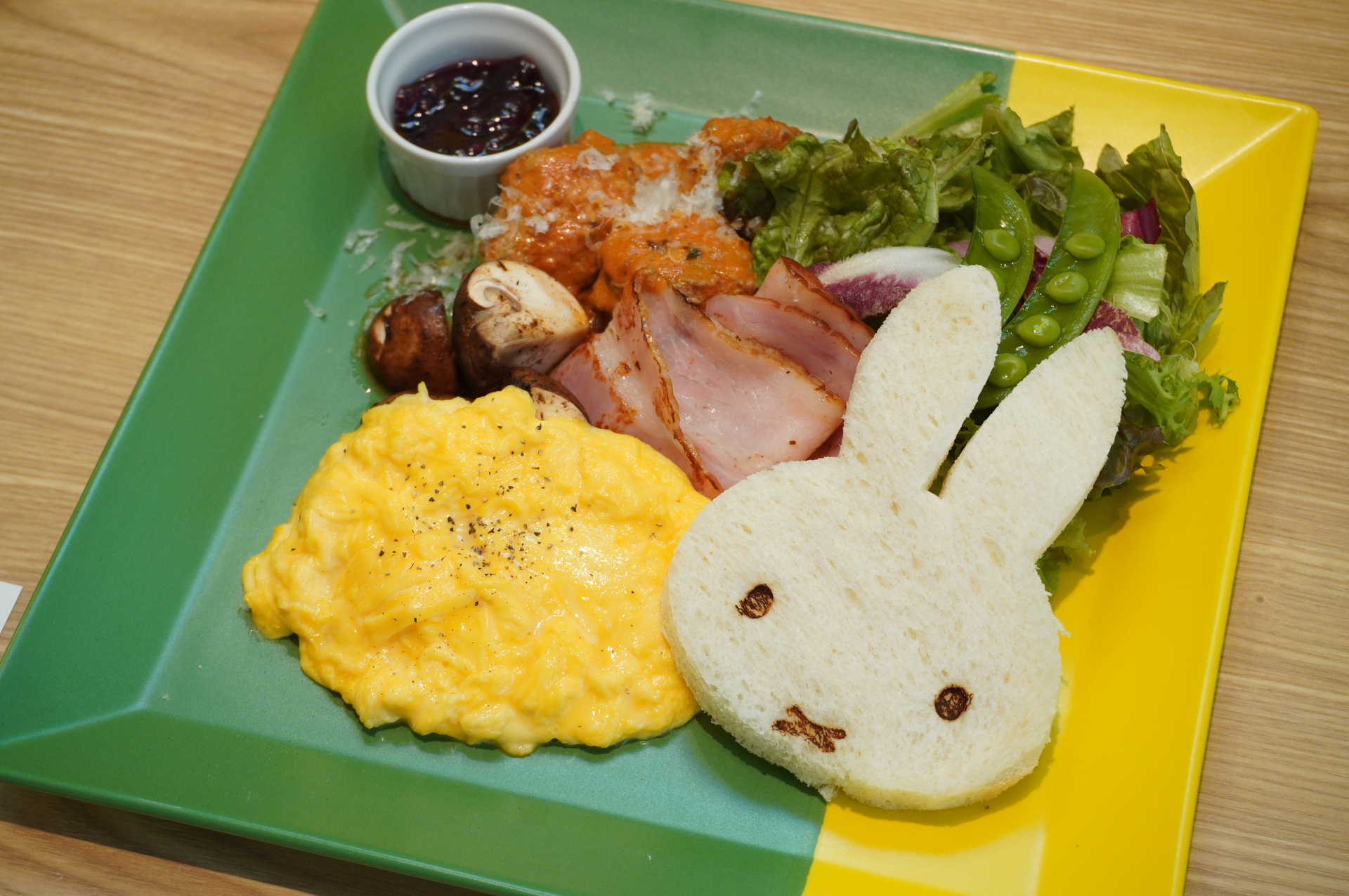 朝食「スクランブルエッグプレート」