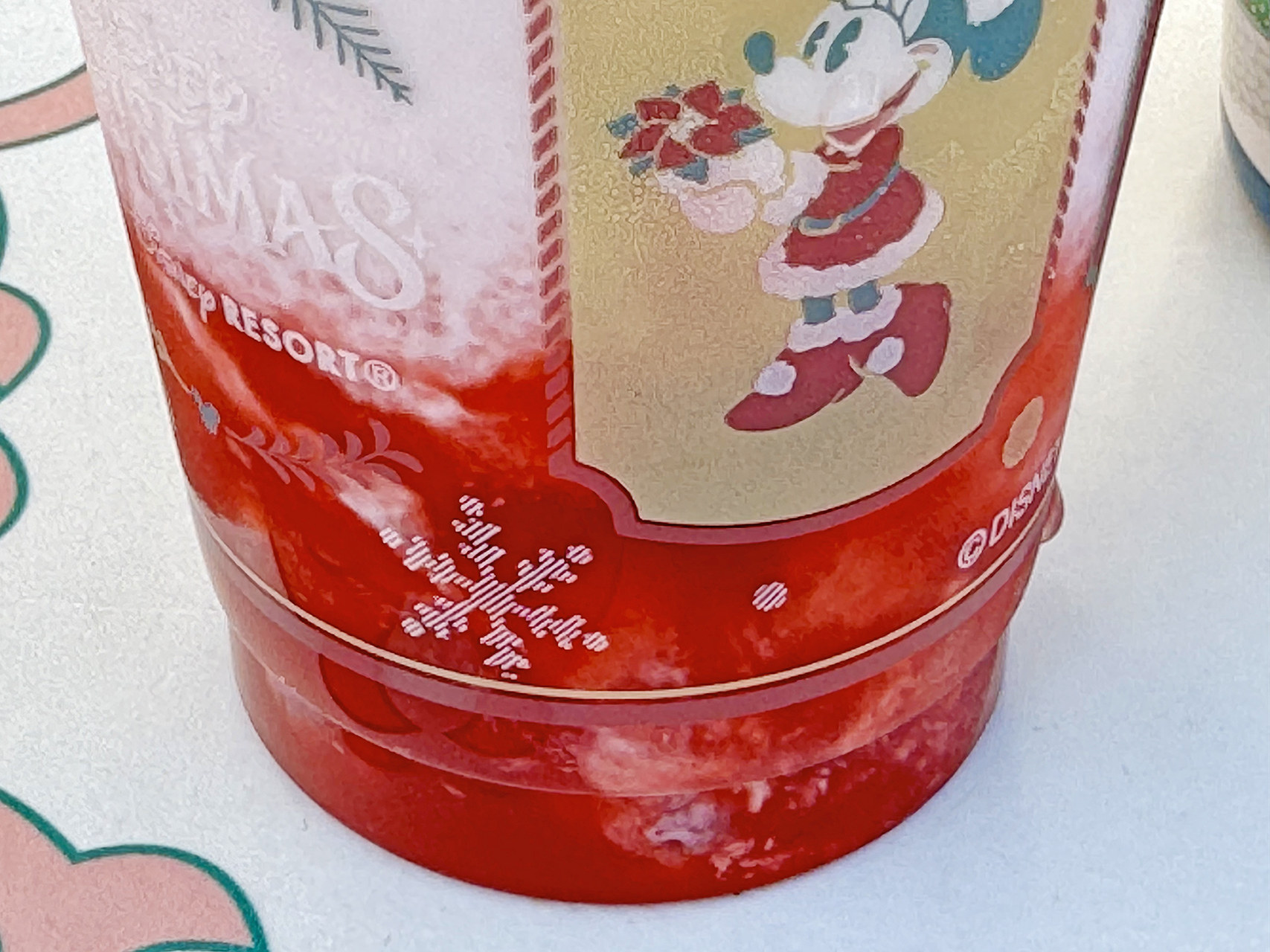 カップの下部にイチゴのピュレとたっぷりのタピオカ入りが入っていて、想像以上に飲み応えあり