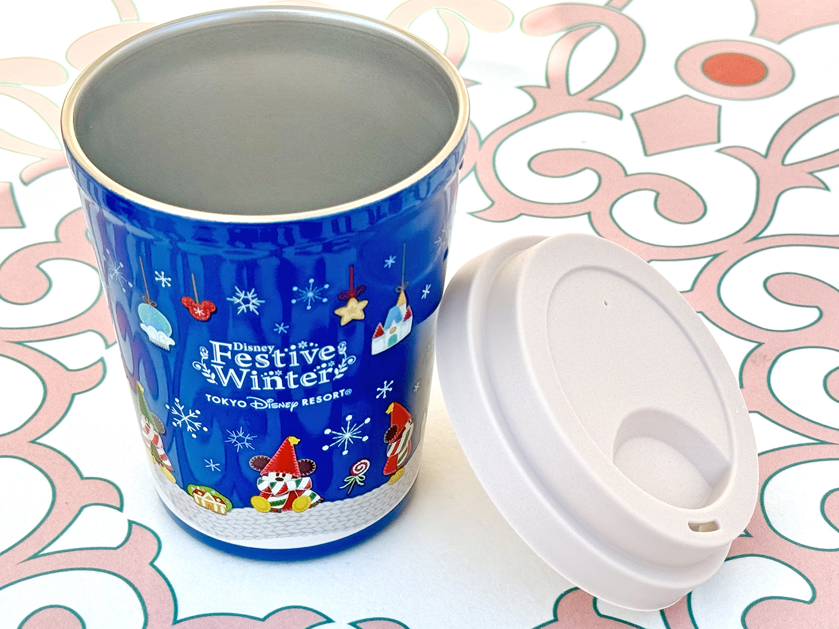 抜群にかわいいリルリンリンのクリスマス限定タンブラー。表面は光沢感がある