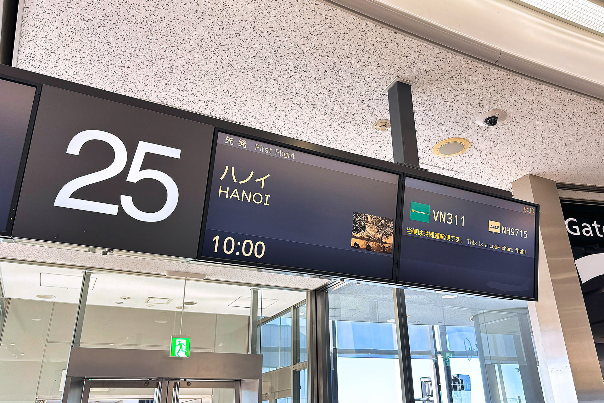 搭乗機はVN311便のハノイ行きのボーイング 787-9型機。25番搭乗口から搭乗開始。日本人よりもややベトナムの方が多い印象