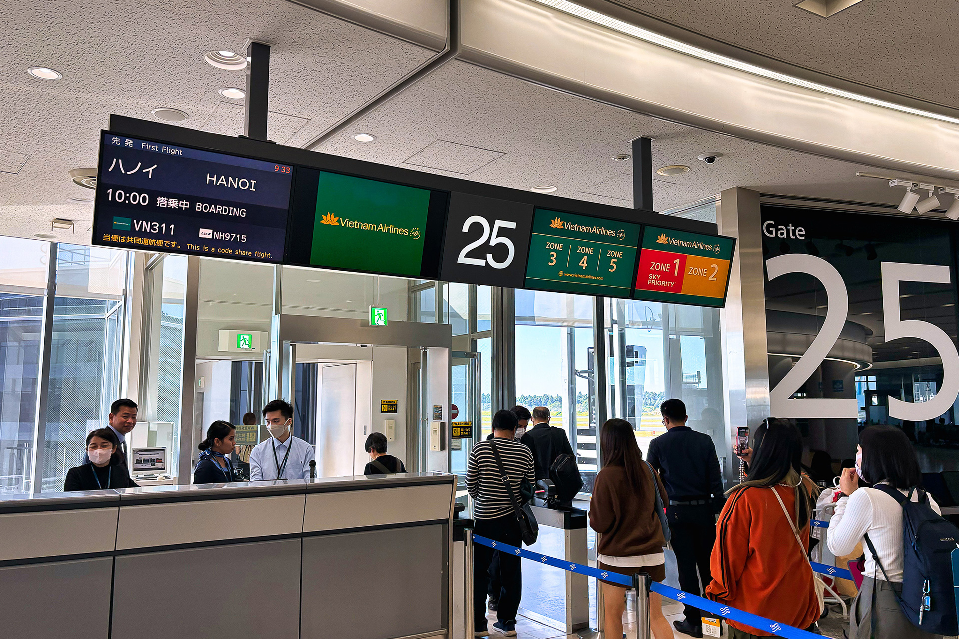 搭乗機はVN311便のハノイ行きのボーイング 787-9型機。25番搭乗口から搭乗開始。日本人よりもややベトナムの方が多い印象