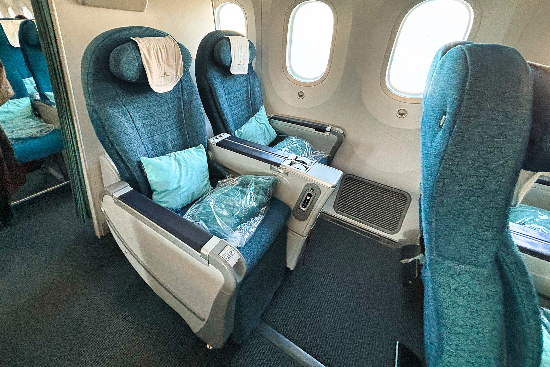成田発ハノイ行きのボーイング 787-9型機はビジネスクラス、プレミアムエコノミークラス、エコノミークラスの3クラス。こちらはプレミアムエコノミーのシート
