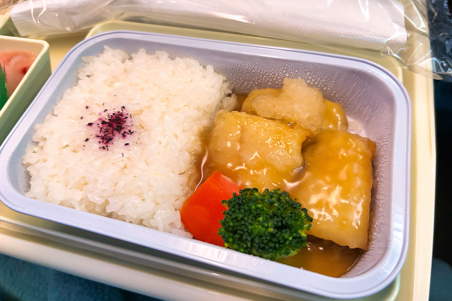 メインは「白身魚の唐揚げ 生姜ソース添え 炊き込み ご飯」をチョイスした