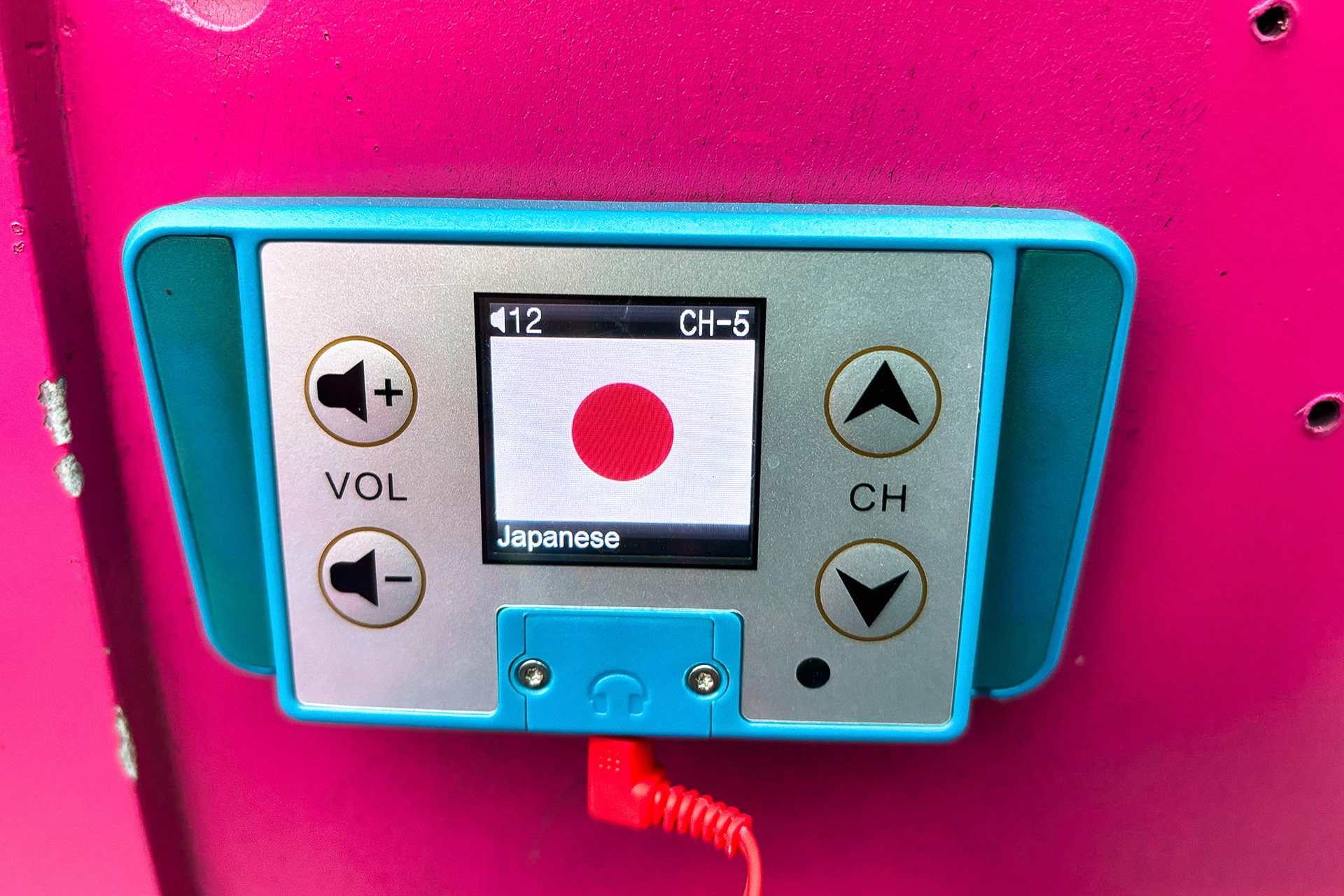 イヤフォンが配布され音声ガイドを受けることができる。日本語にも対応