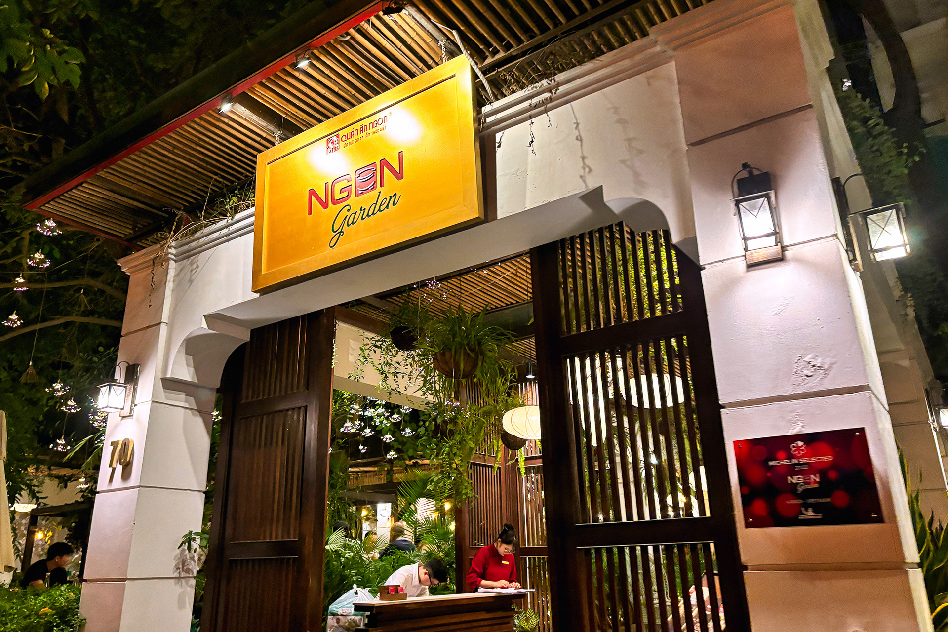店内は地元の方や出張と思われるビジネスパーソンでにぎわっていたおしゃれなレストラン「NGON garden」